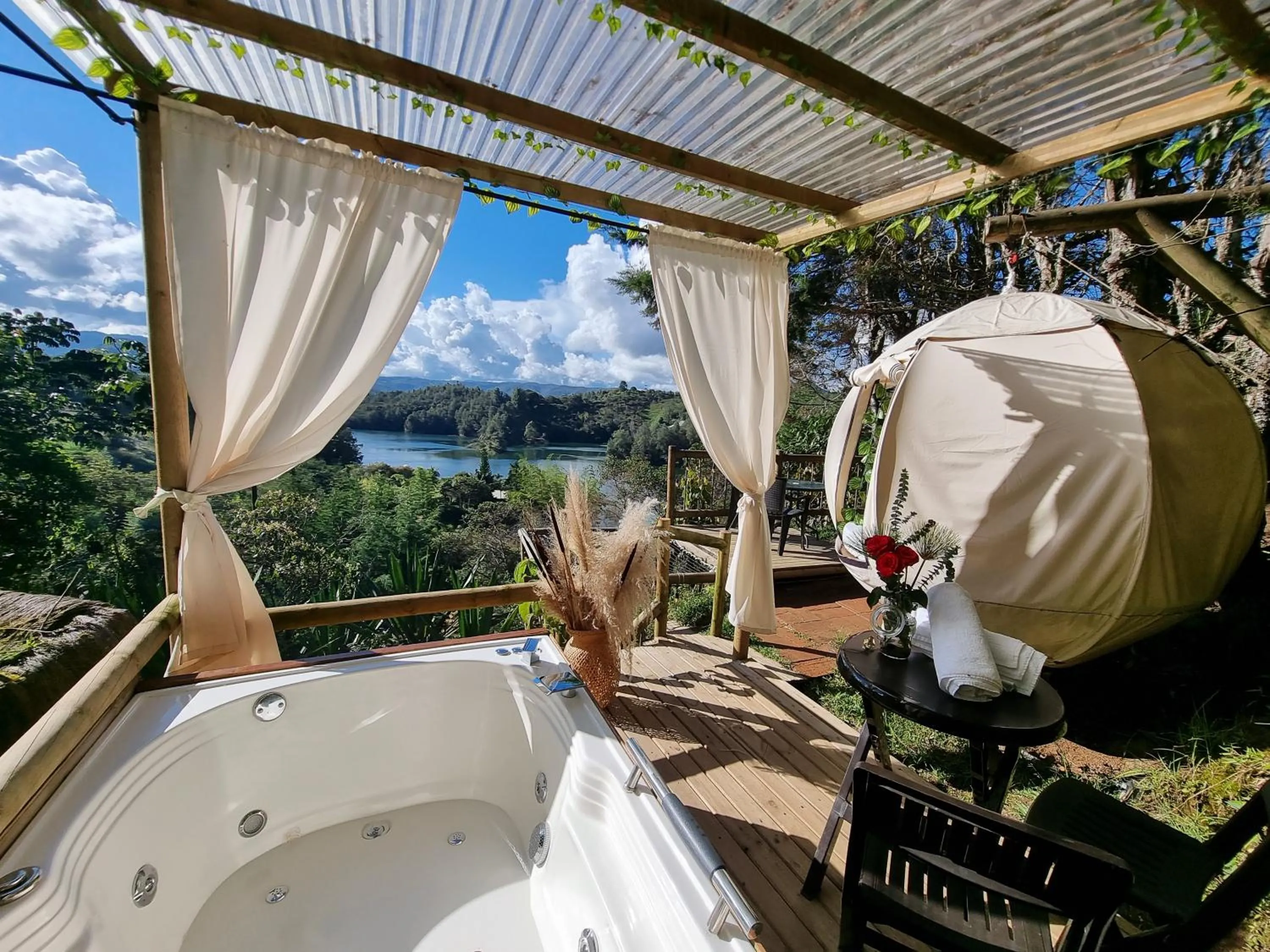 Day in Levit Glamping - Hotel Guatapé Peñol