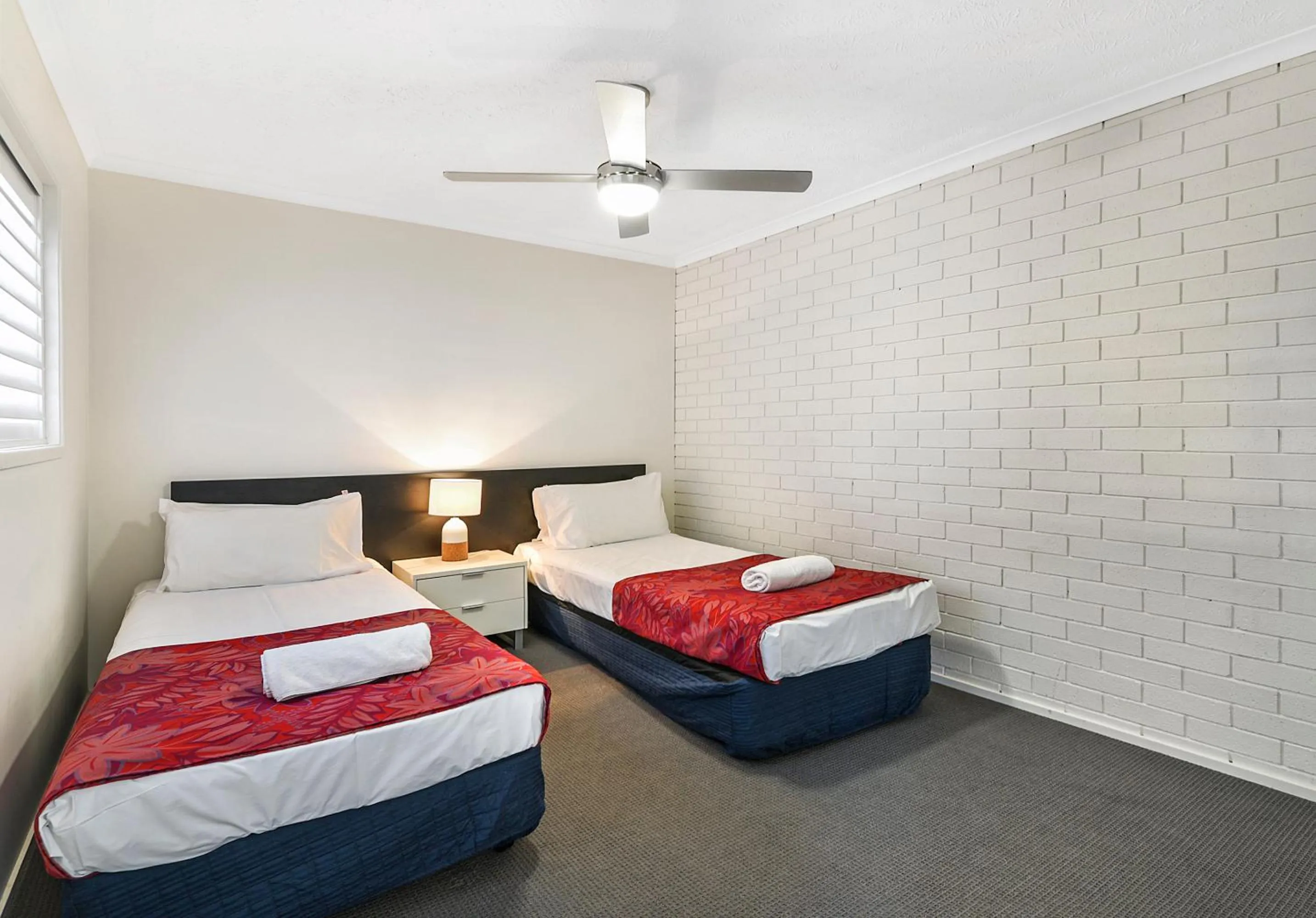 Bed in Broadbeach Travel Inn Apartments
