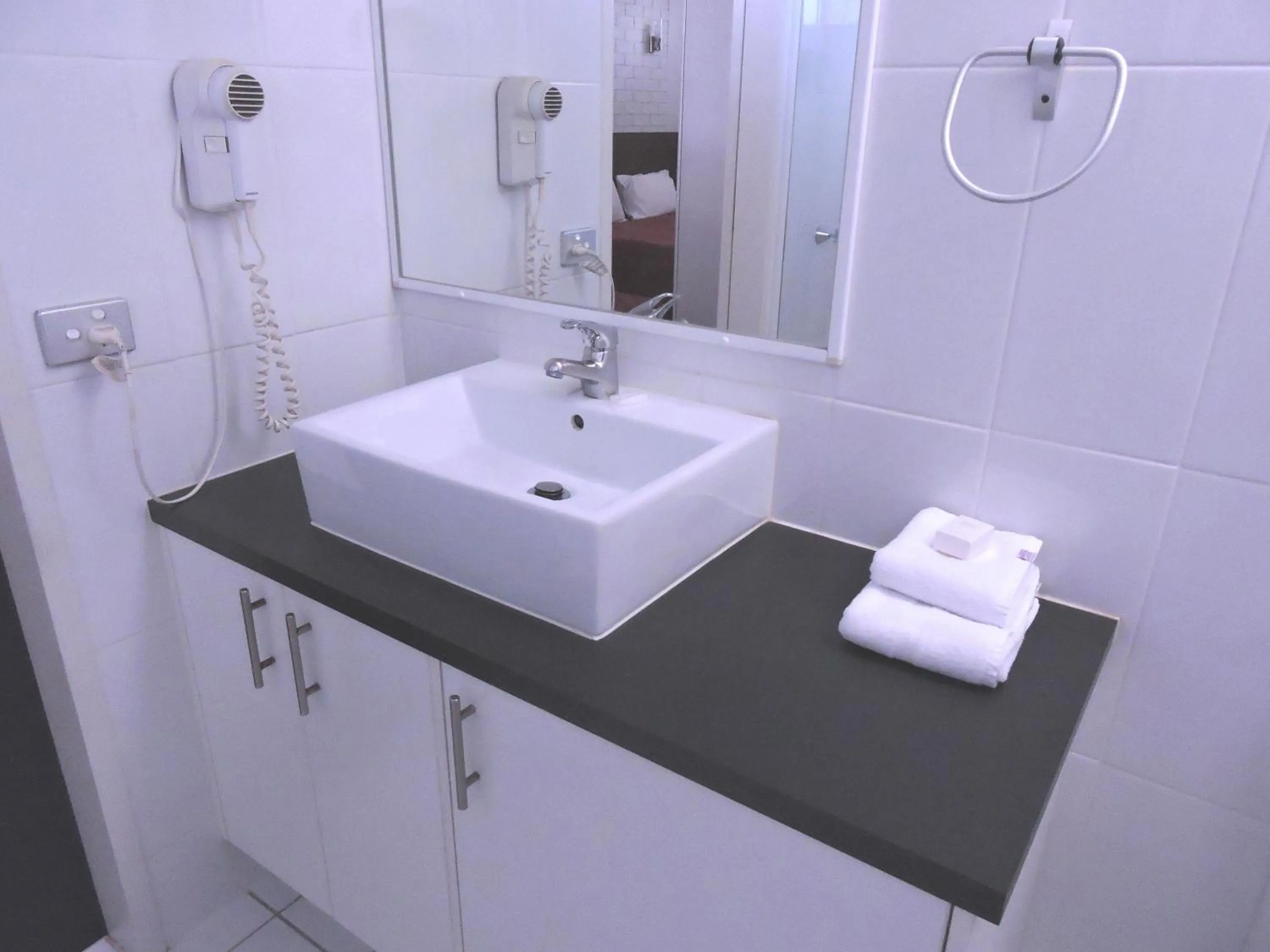 Bathroom in Broadbeach Travel Inn Apartments