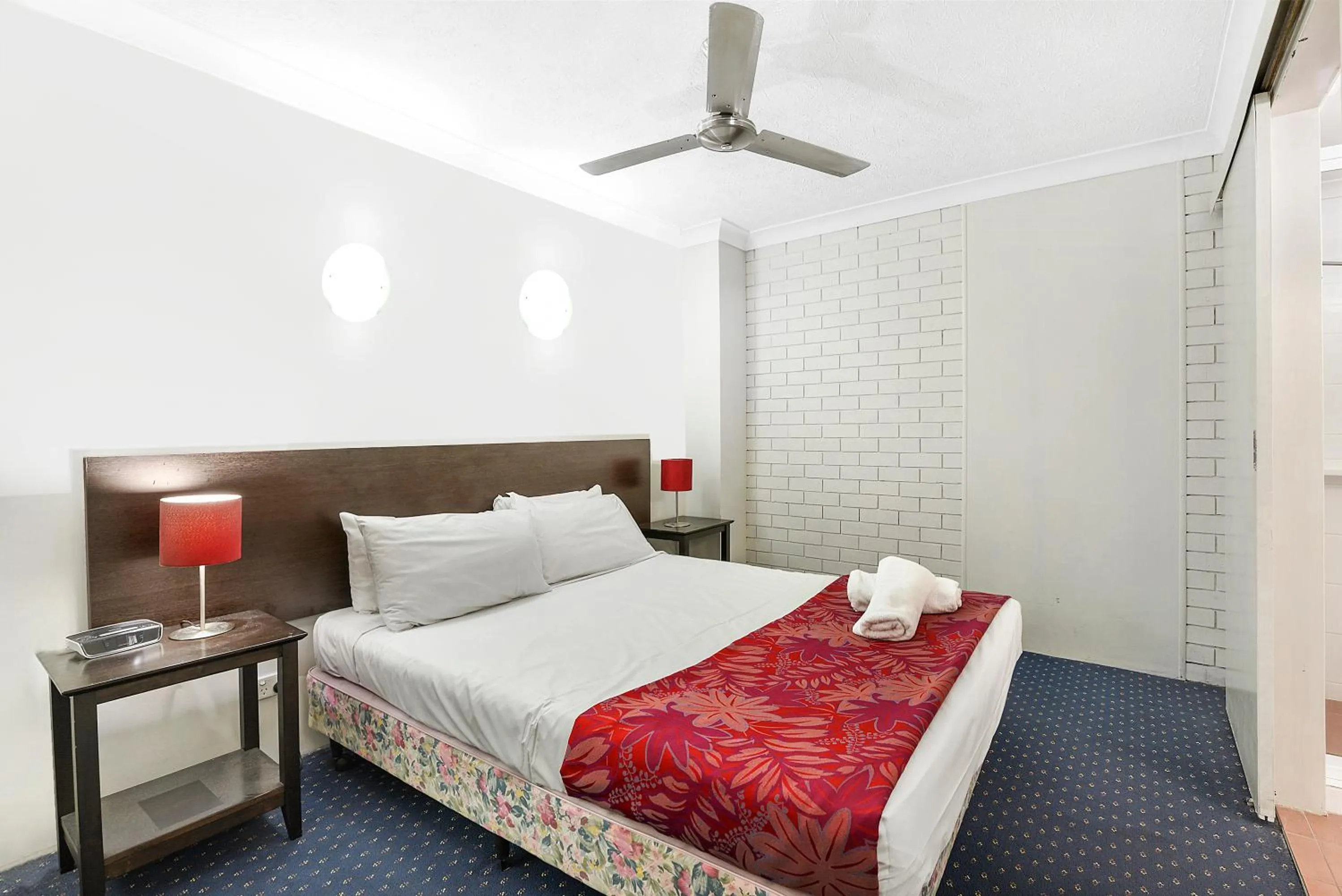 Bed in Broadbeach Travel Inn Apartments