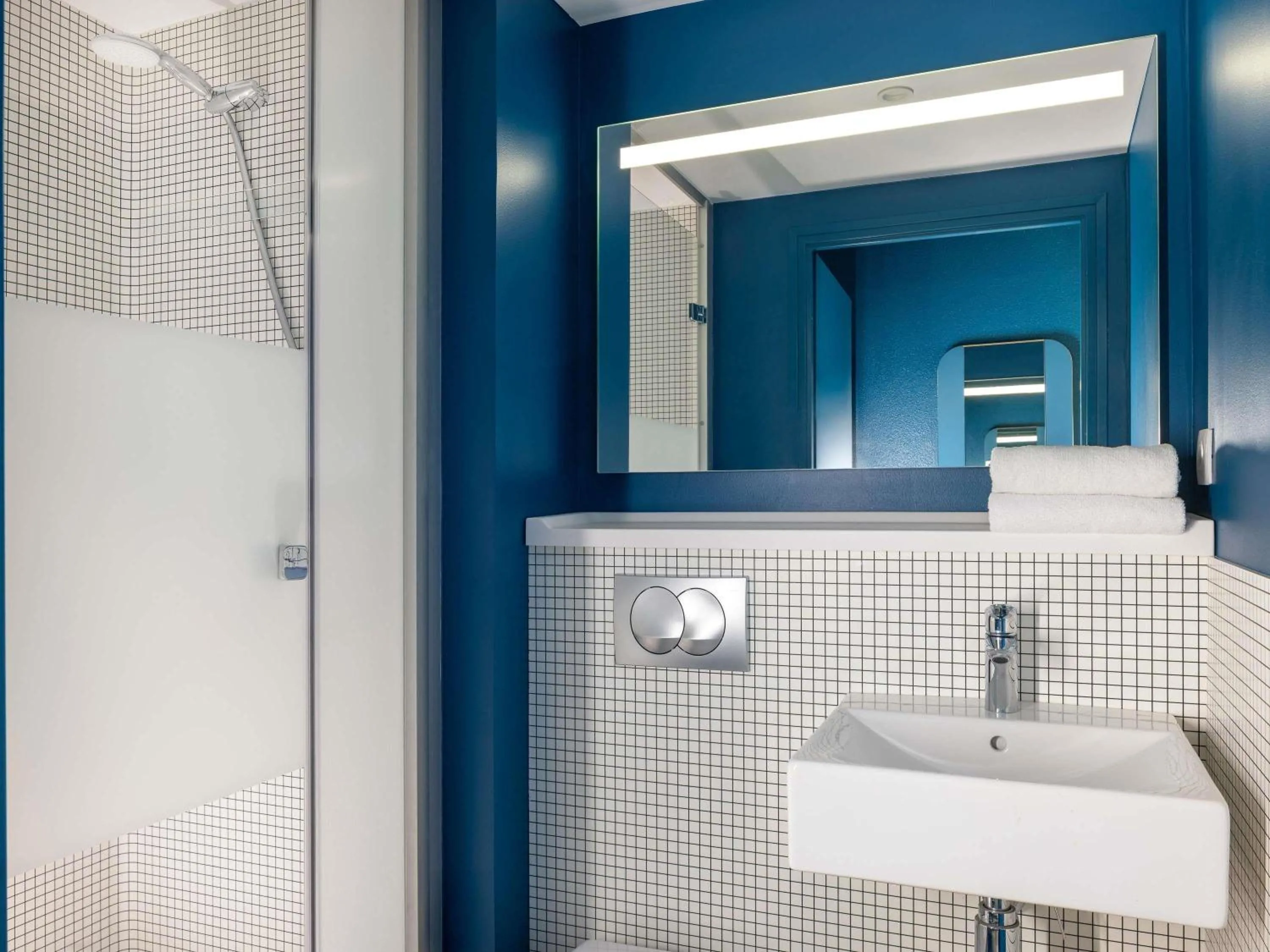 Bedroom in ibis budget Bourg en Bresse