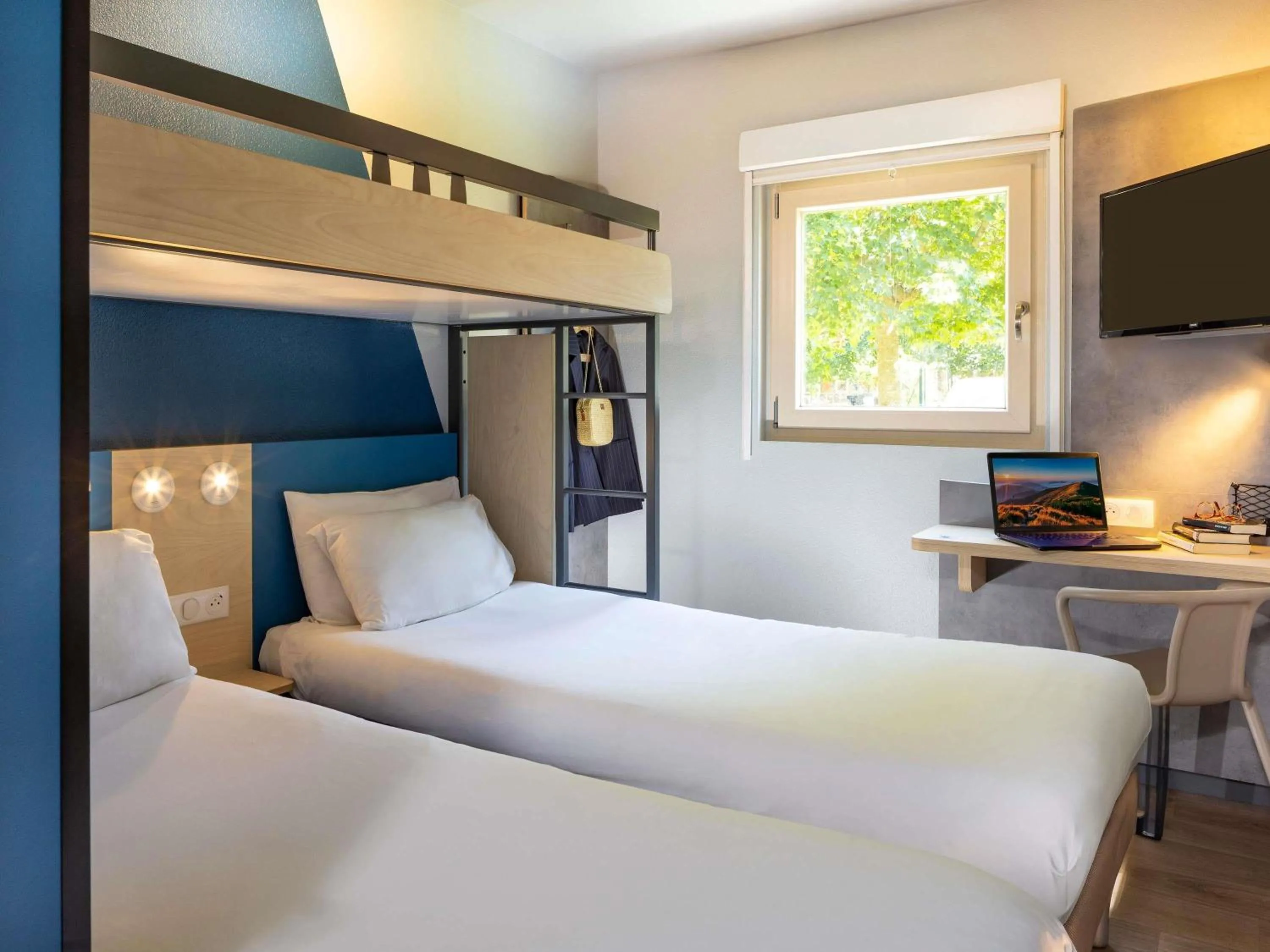 Property building, Bed in ibis budget Bourg en Bresse