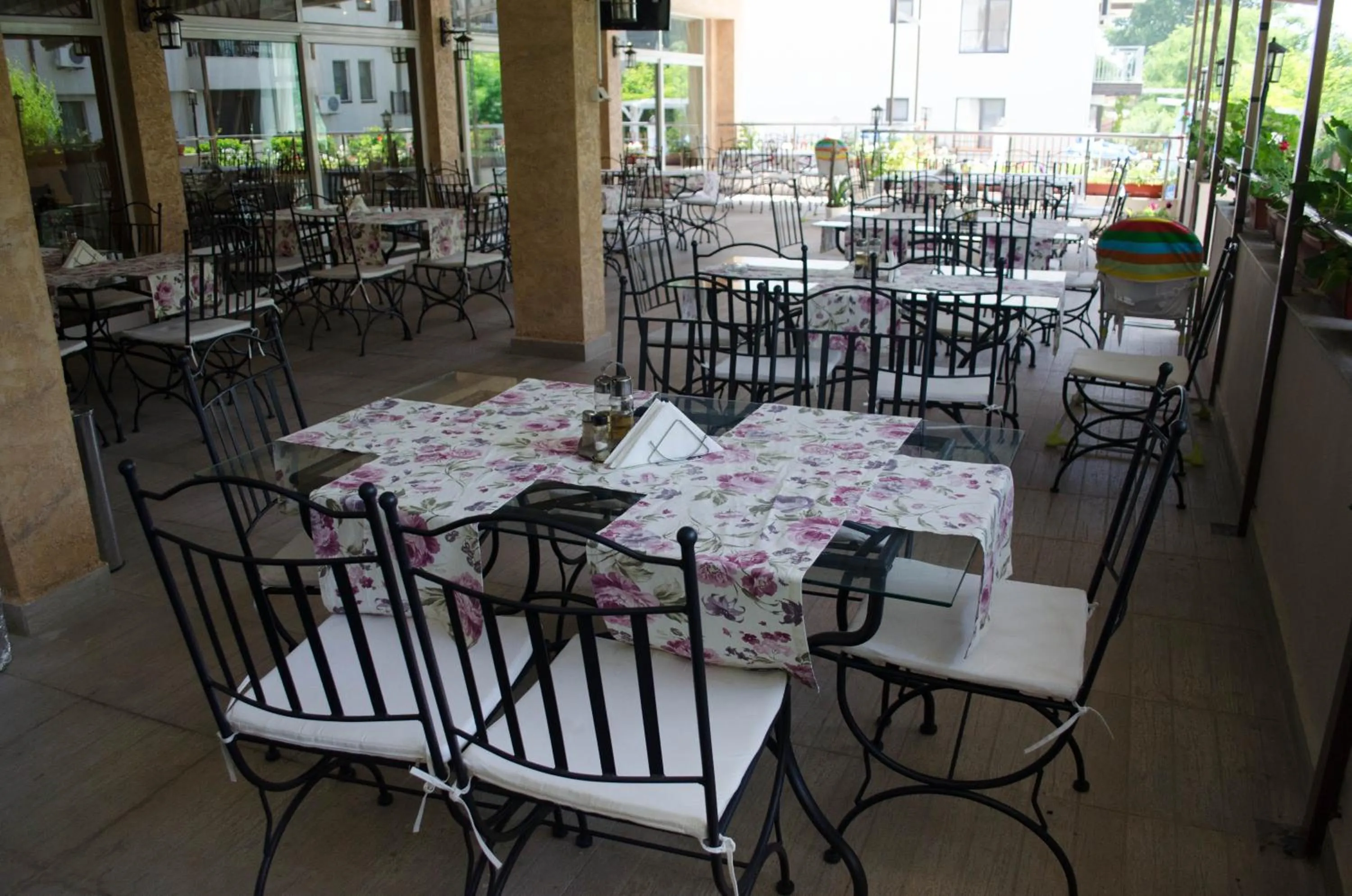 Restaurant/places to eat in Flagman Hotel