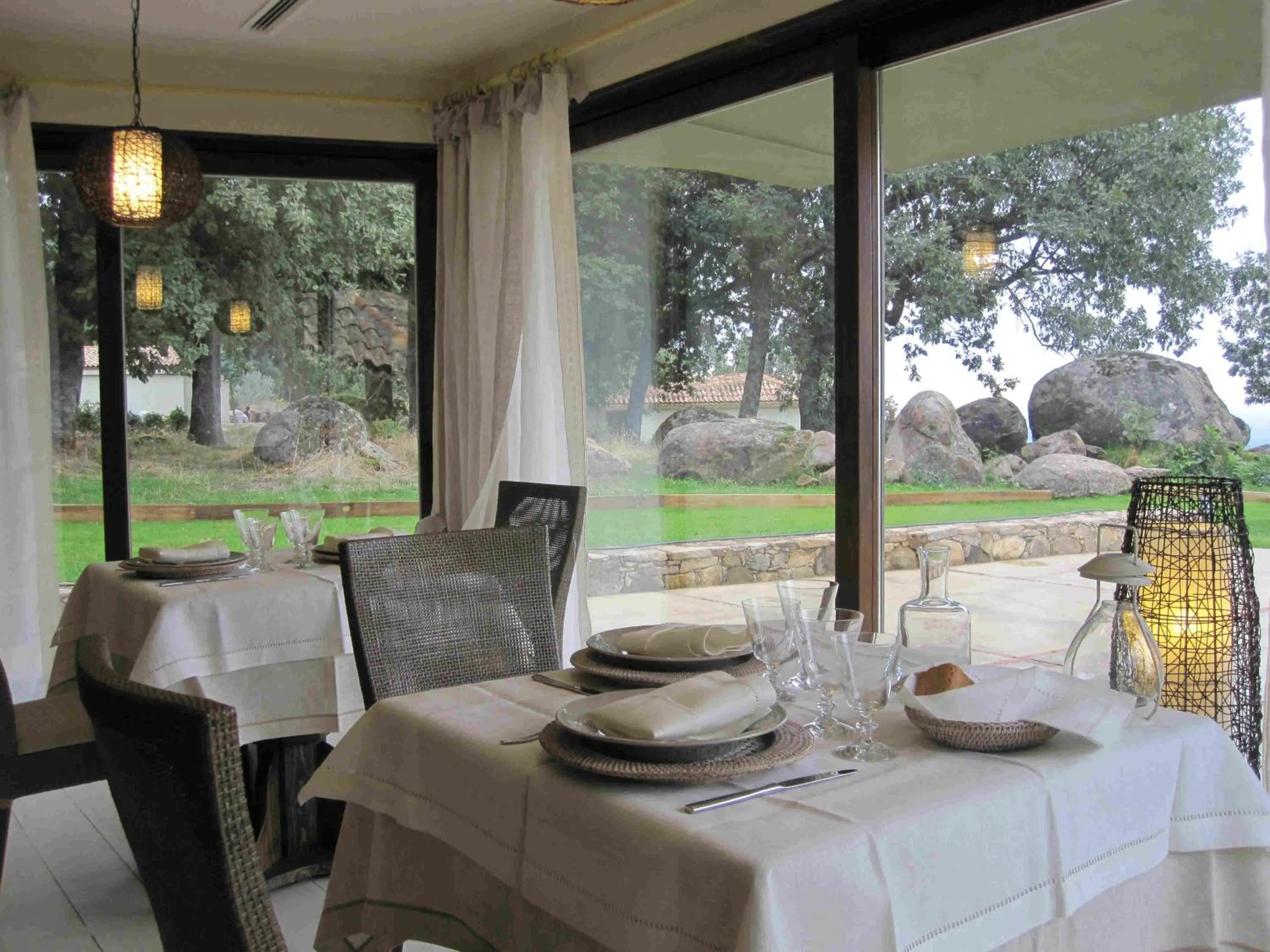 Restaurant/places to eat in Hotel Nabia