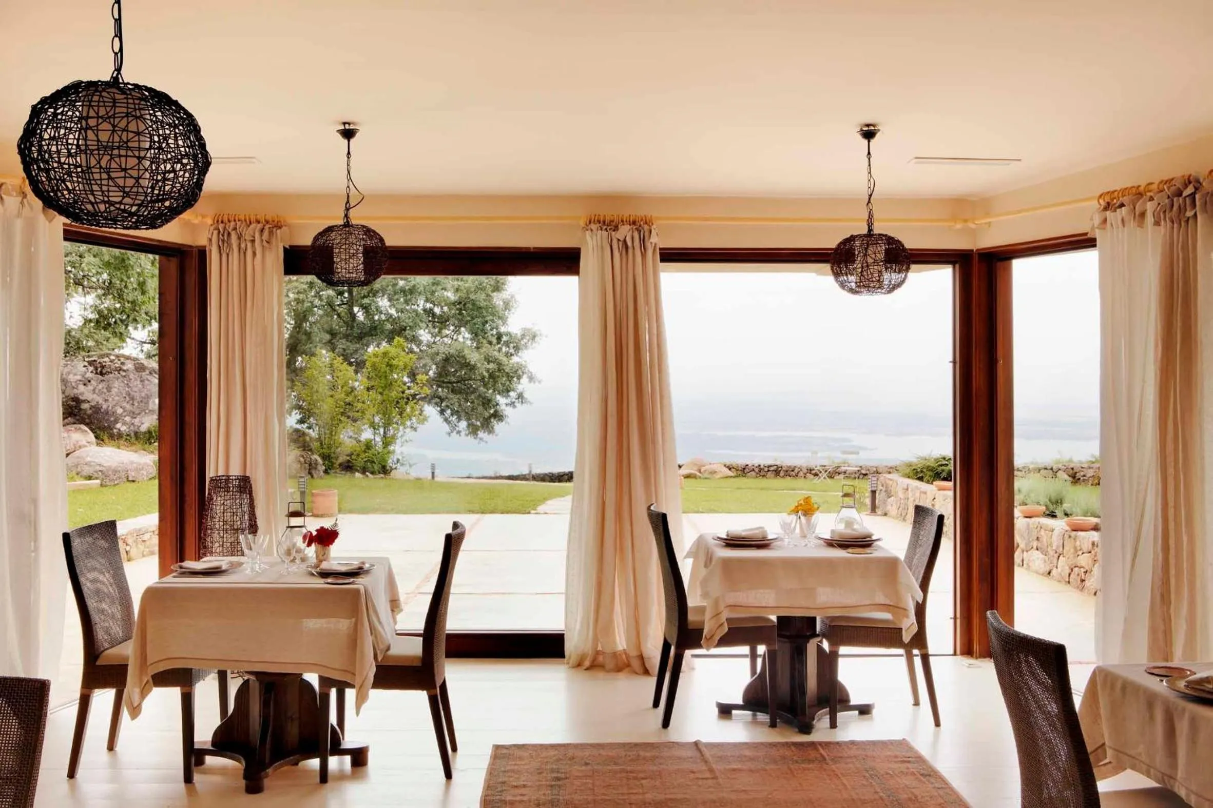 Restaurant/places to eat in Hotel Nabia