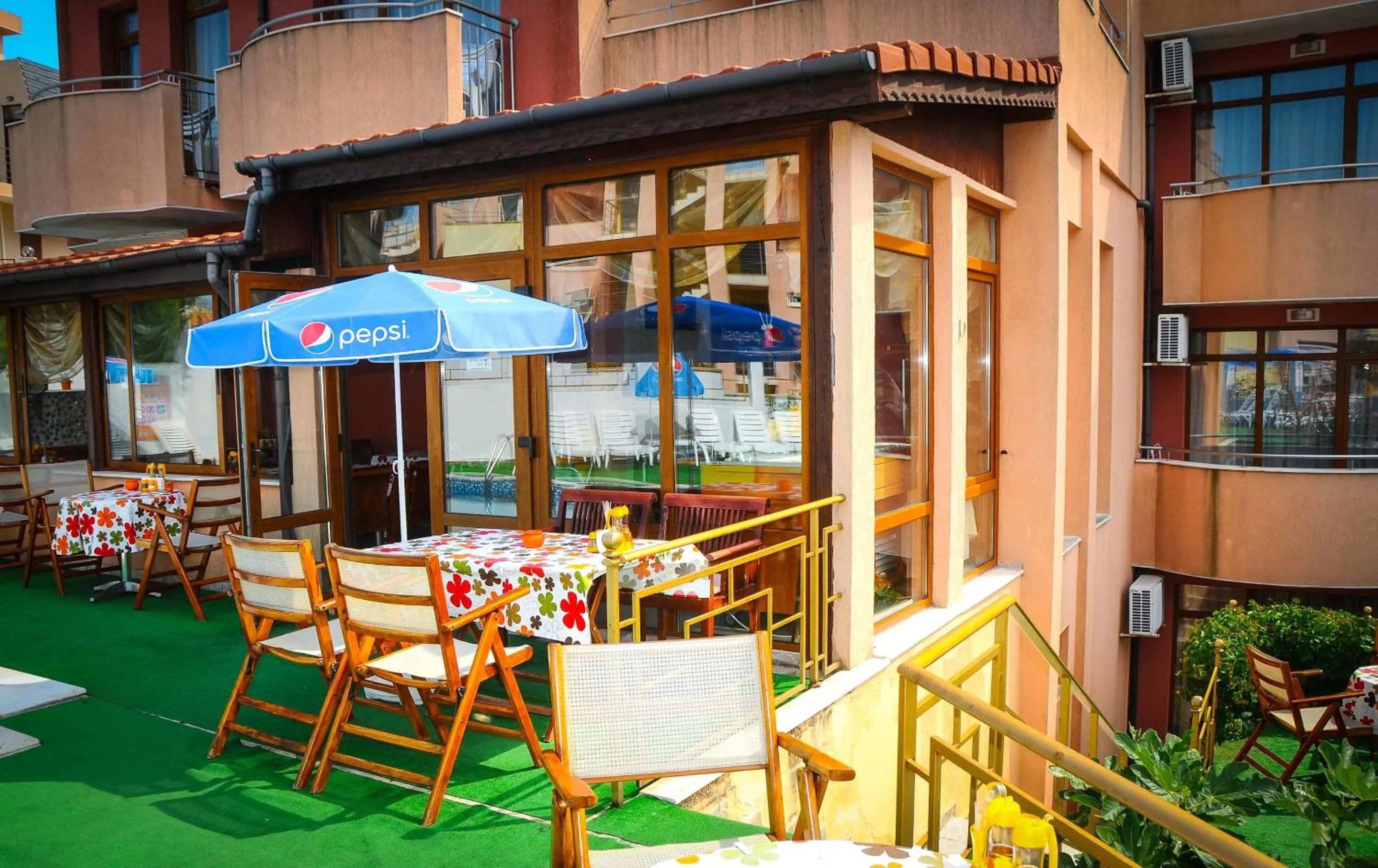 Restaurant/places to eat in Hotel Apolis