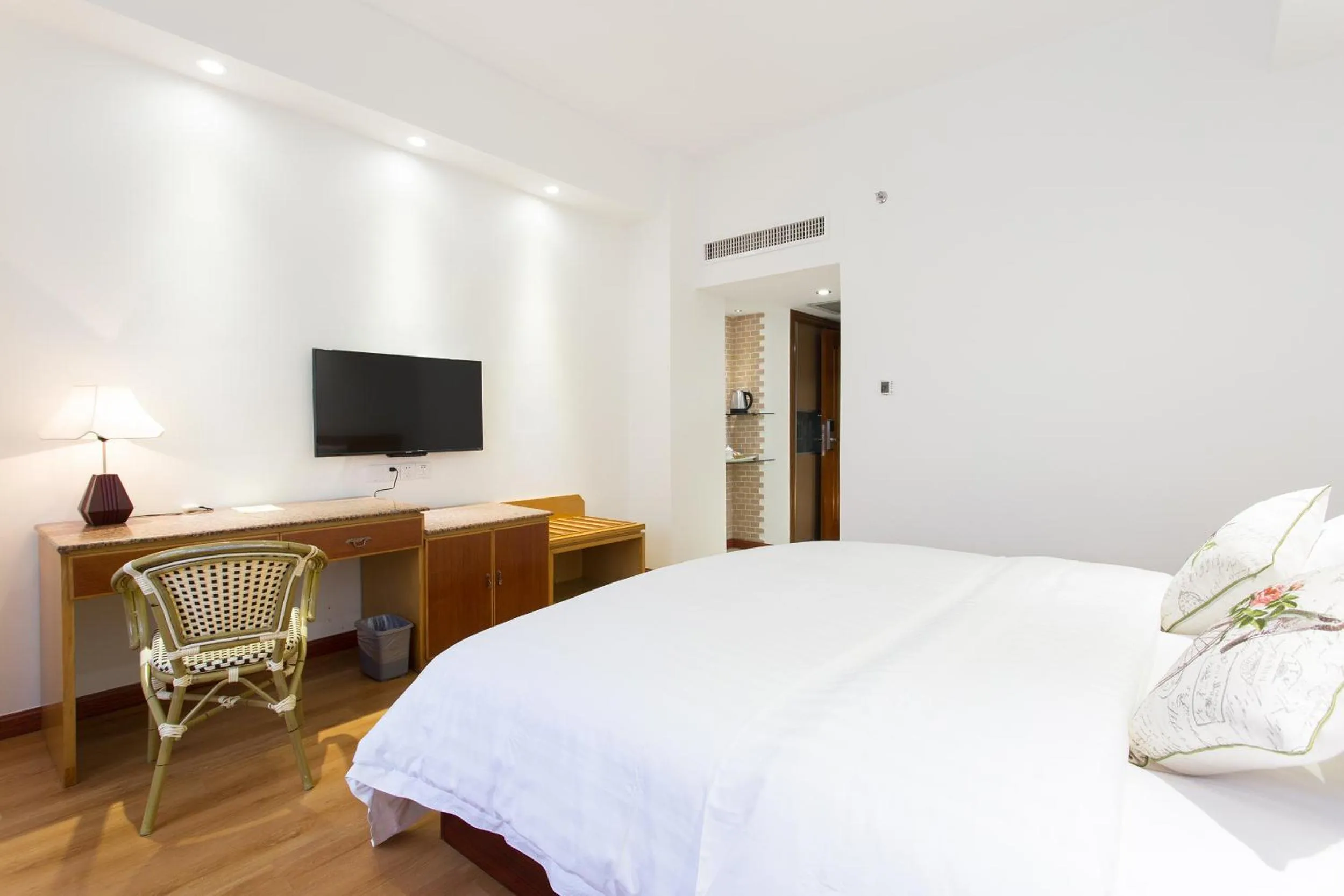 Bedroom, TV/Entertainment Center in Zhuhai Special Economic Zone Hotel