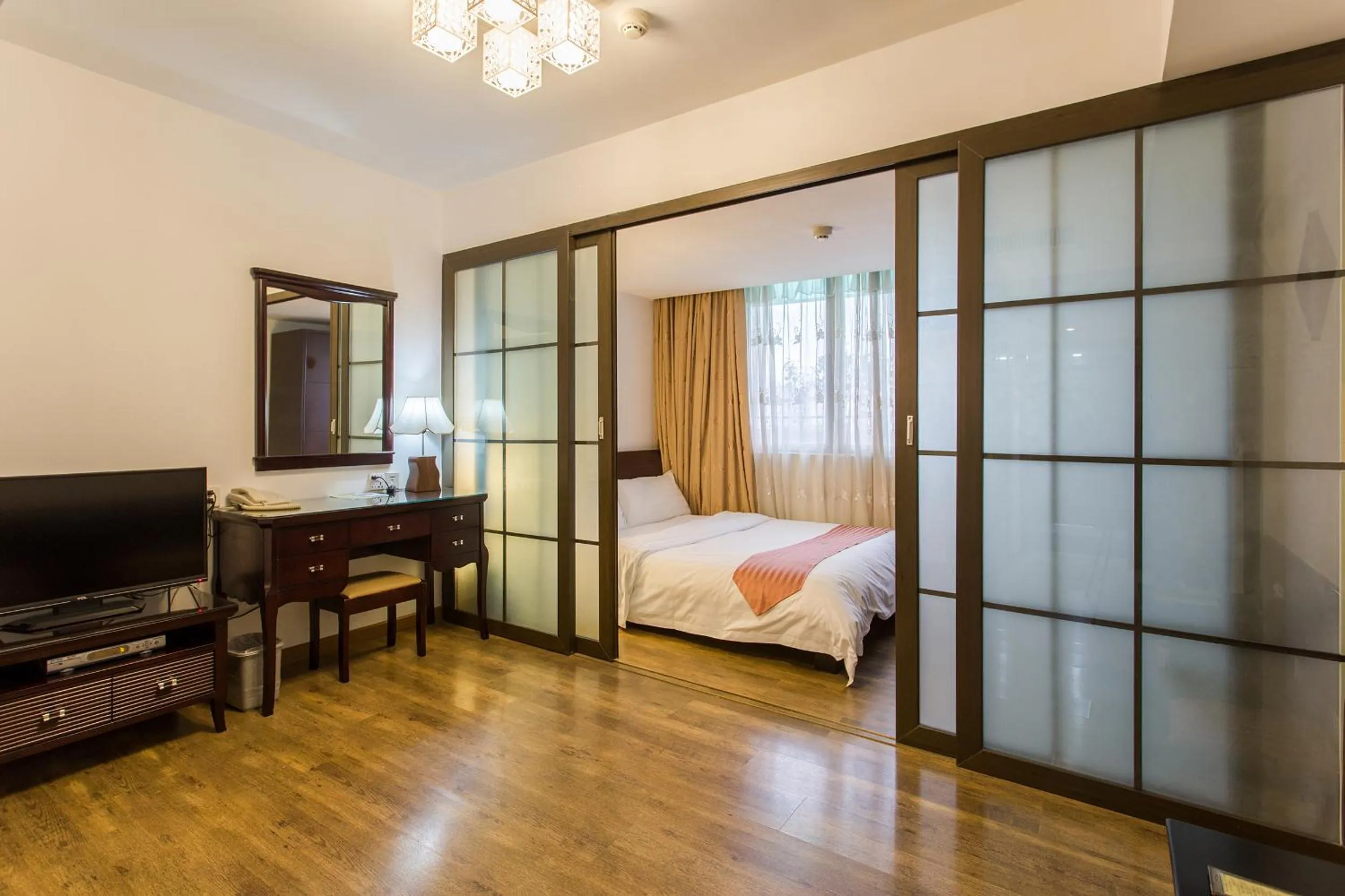 Photo of the whole room in Zhuhai Special Economic Zone Hotel