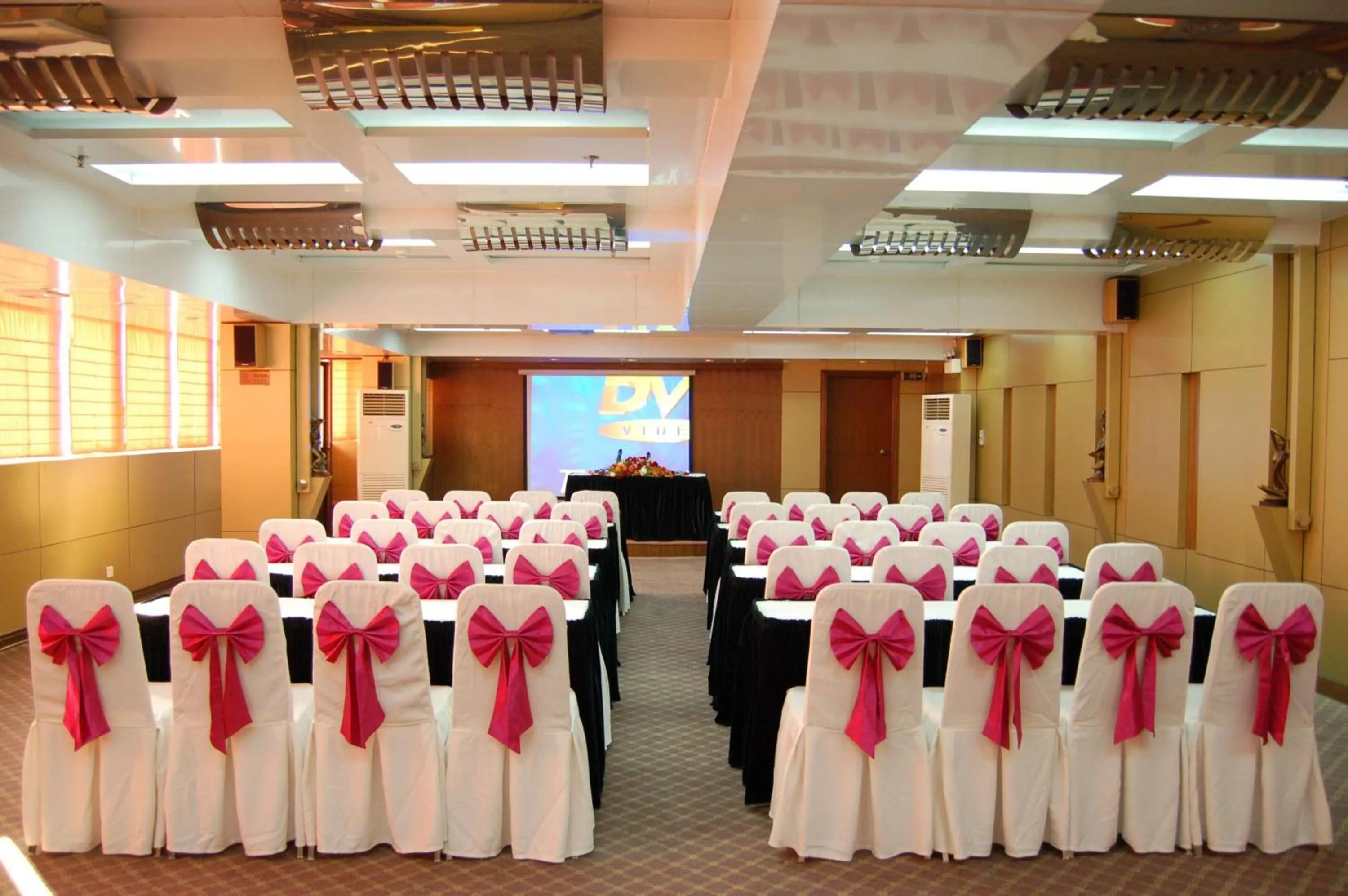 Business facilities in Zhuhai Special Economic Zone Hotel