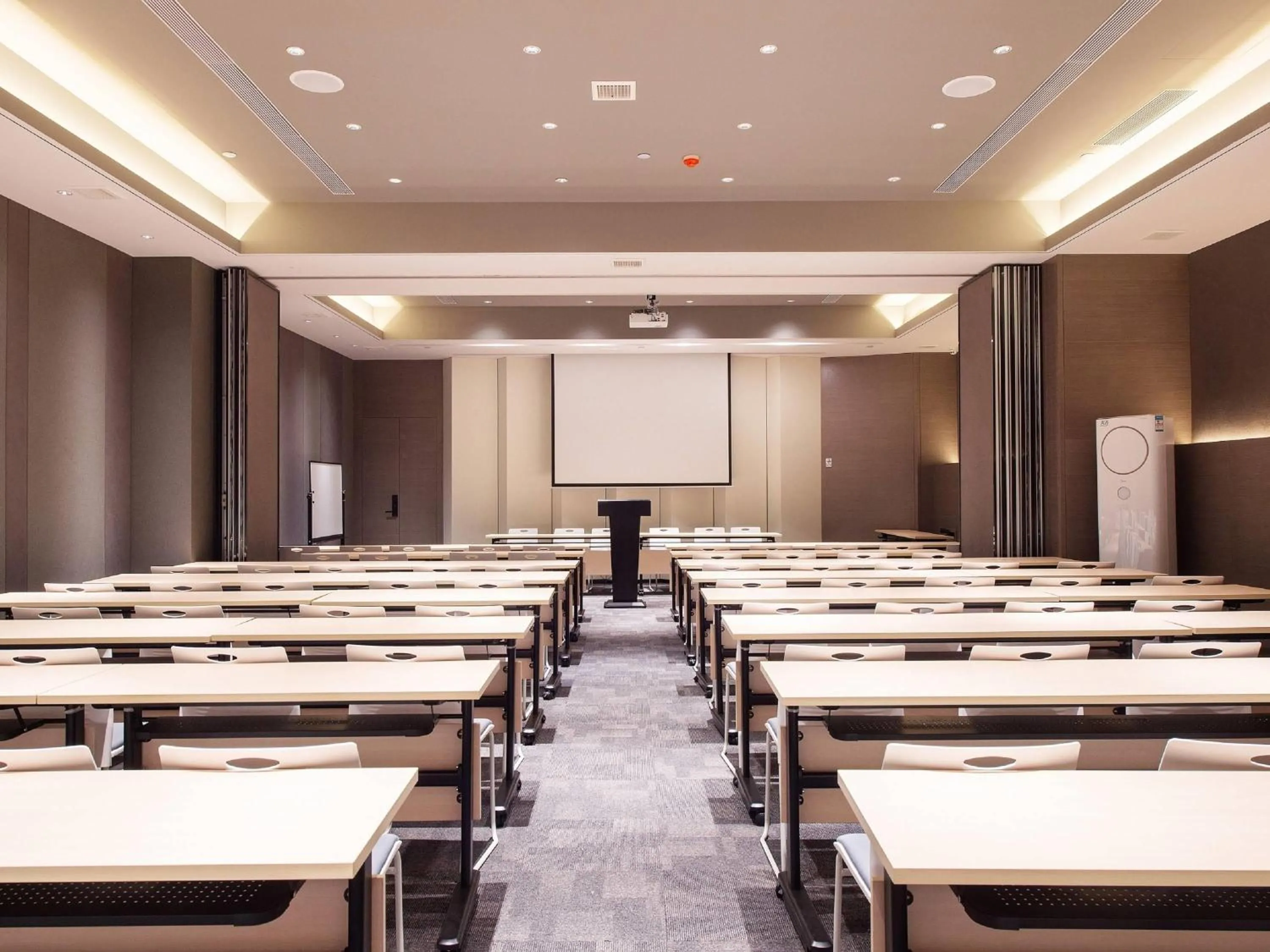 Meeting/conference room in Mercure Harbin Central Street Sophia Church