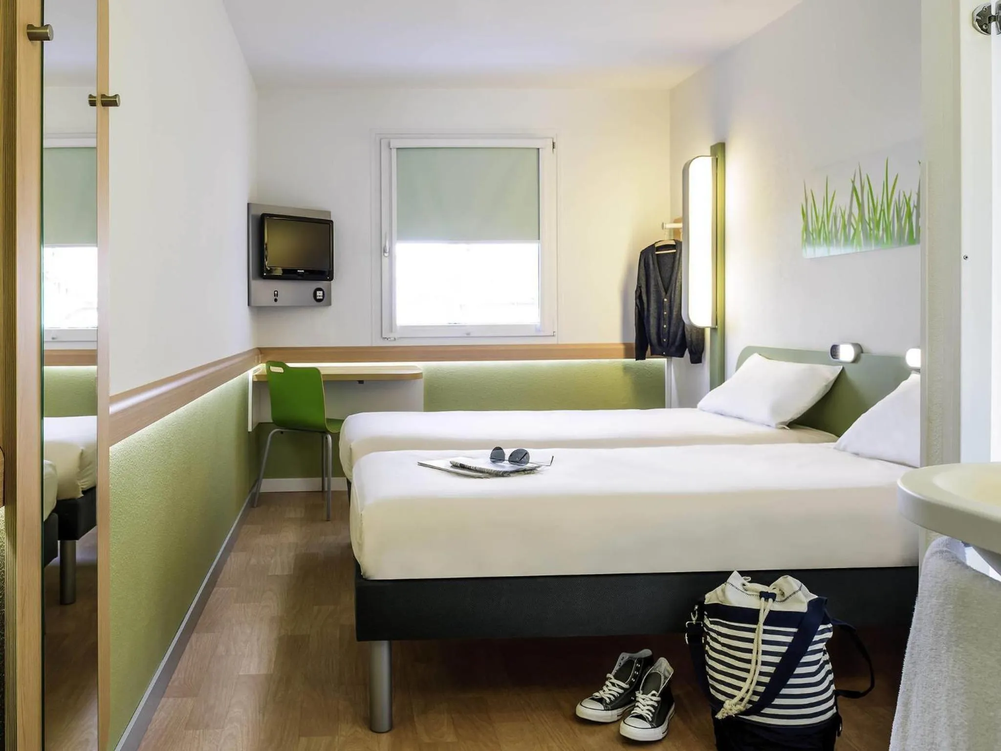 Bedroom, Bed in ibis budget Amberieu en Bugey/Chateau Gaillard A42