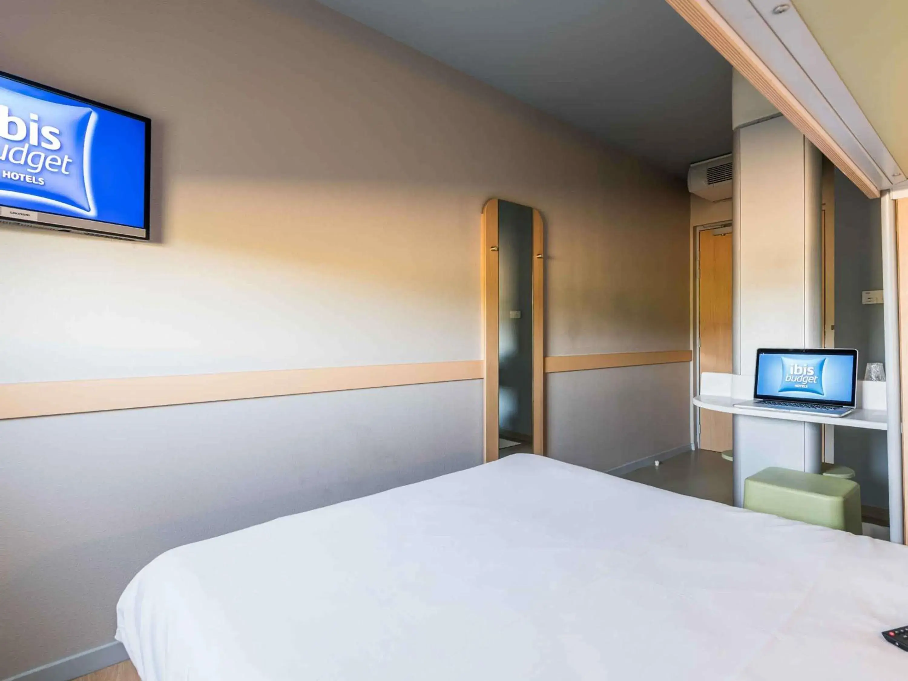 Double Room in ibis budget Amberieu en Bugey/Chateau Gaillard A42 Double Room in ibis budget Amberieu en Bugey/Chateau Gaillard A42