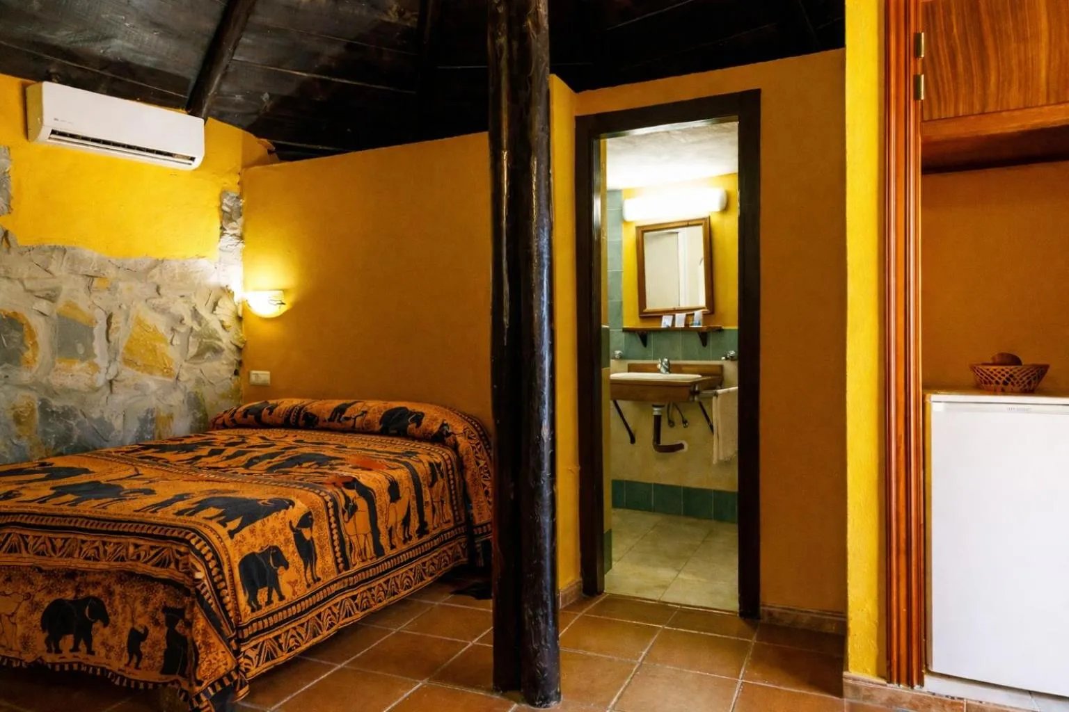 Bed in Hotel Selwo Lodge - Animal Park Tickets Included