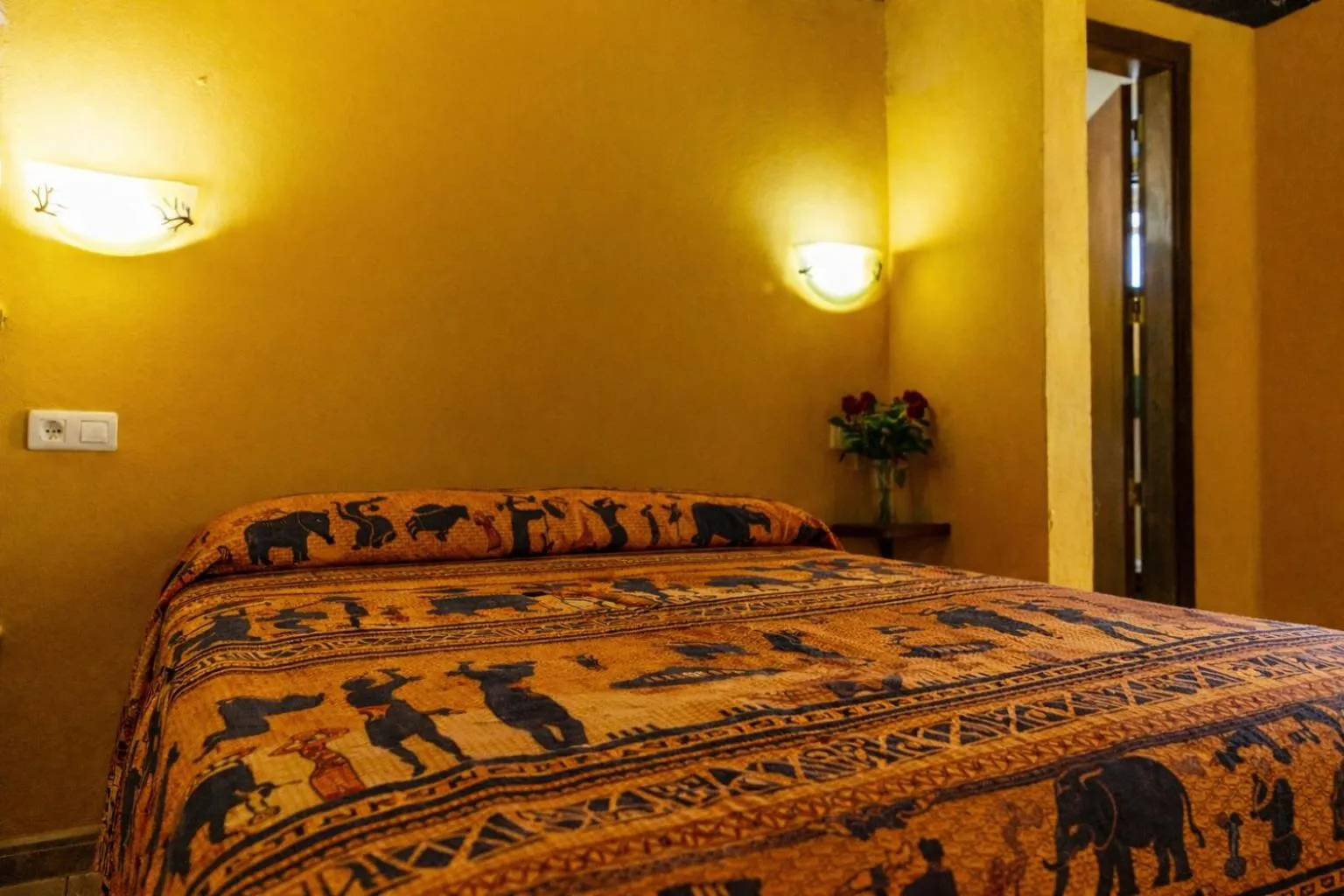 Bed in Hotel Selwo Lodge - Animal Park Tickets Included