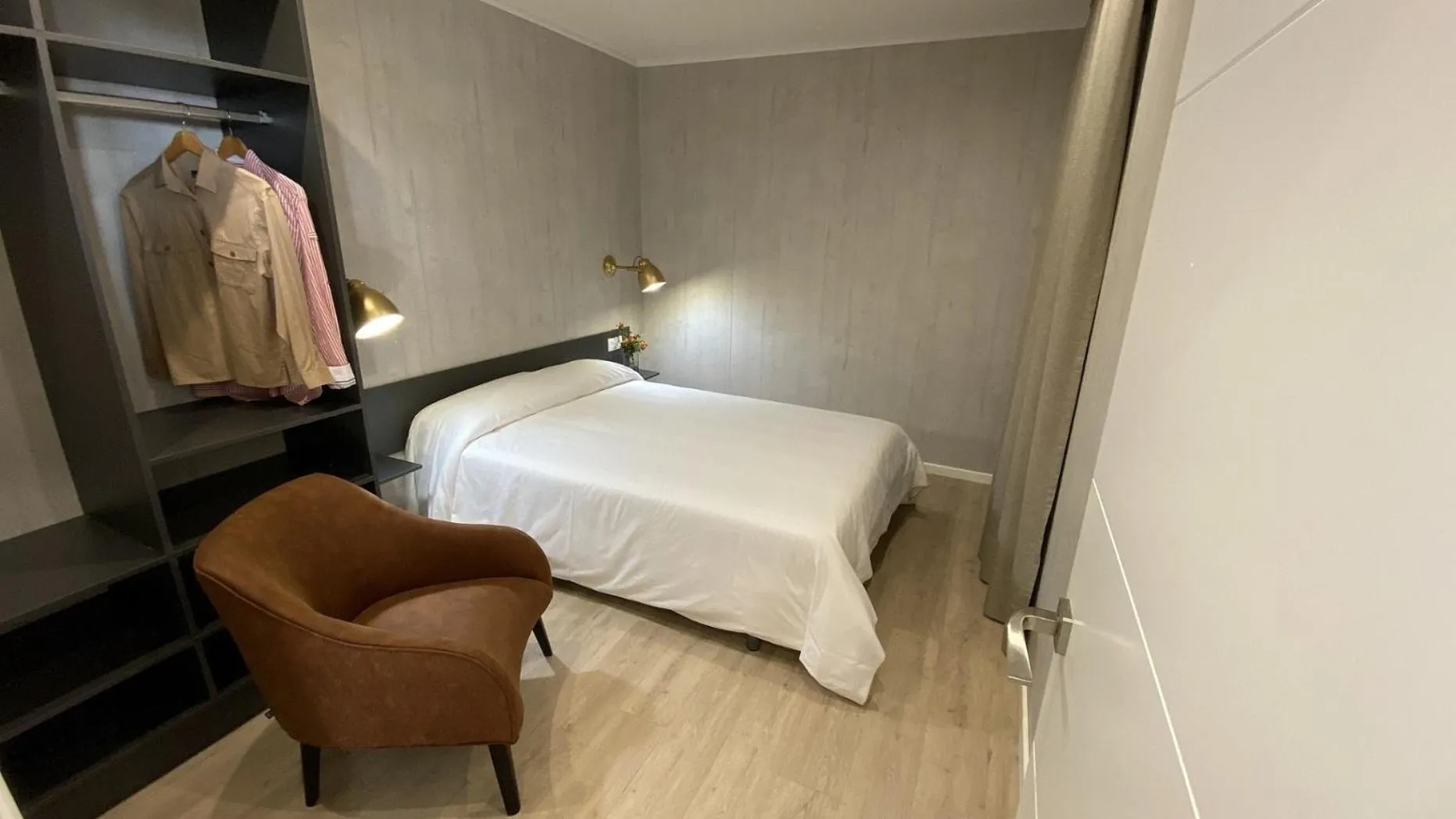 Bed in Hotel Selwo Lodge - Animal Park Tickets Included