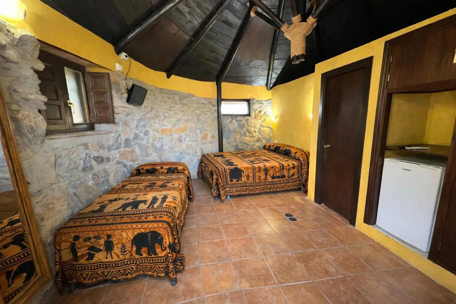 Bed in Hotel Selwo Lodge - Animal Park Tickets Included