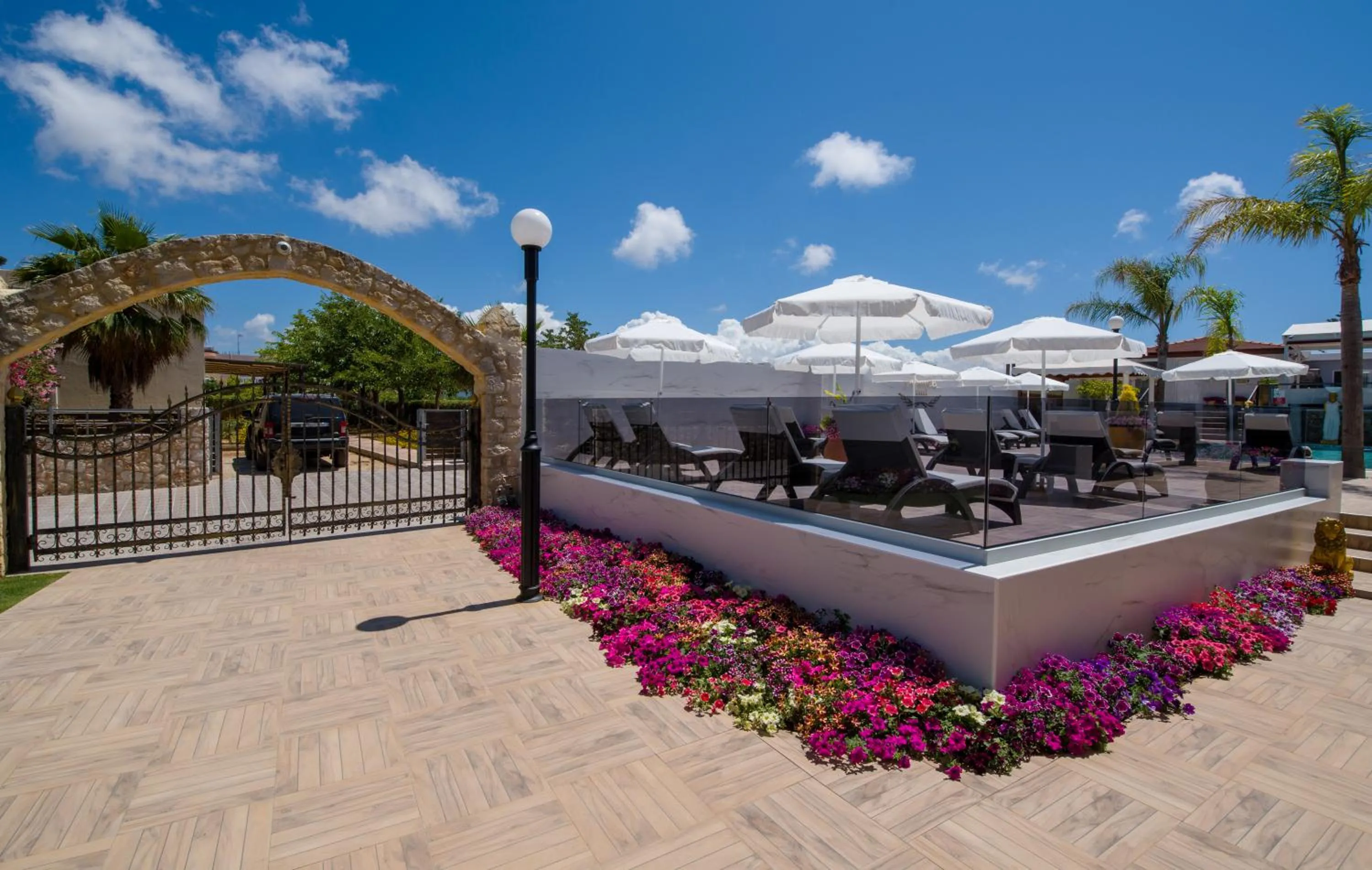 Garden in Paradice Hotel Luxury Suites-Near zorbas Beach-FREE Breakfast