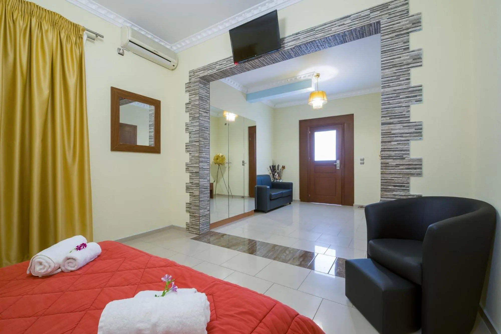 Bed in Paradice Hotel Luxury Suites-Near zorbas Beach-FREE Breakfast