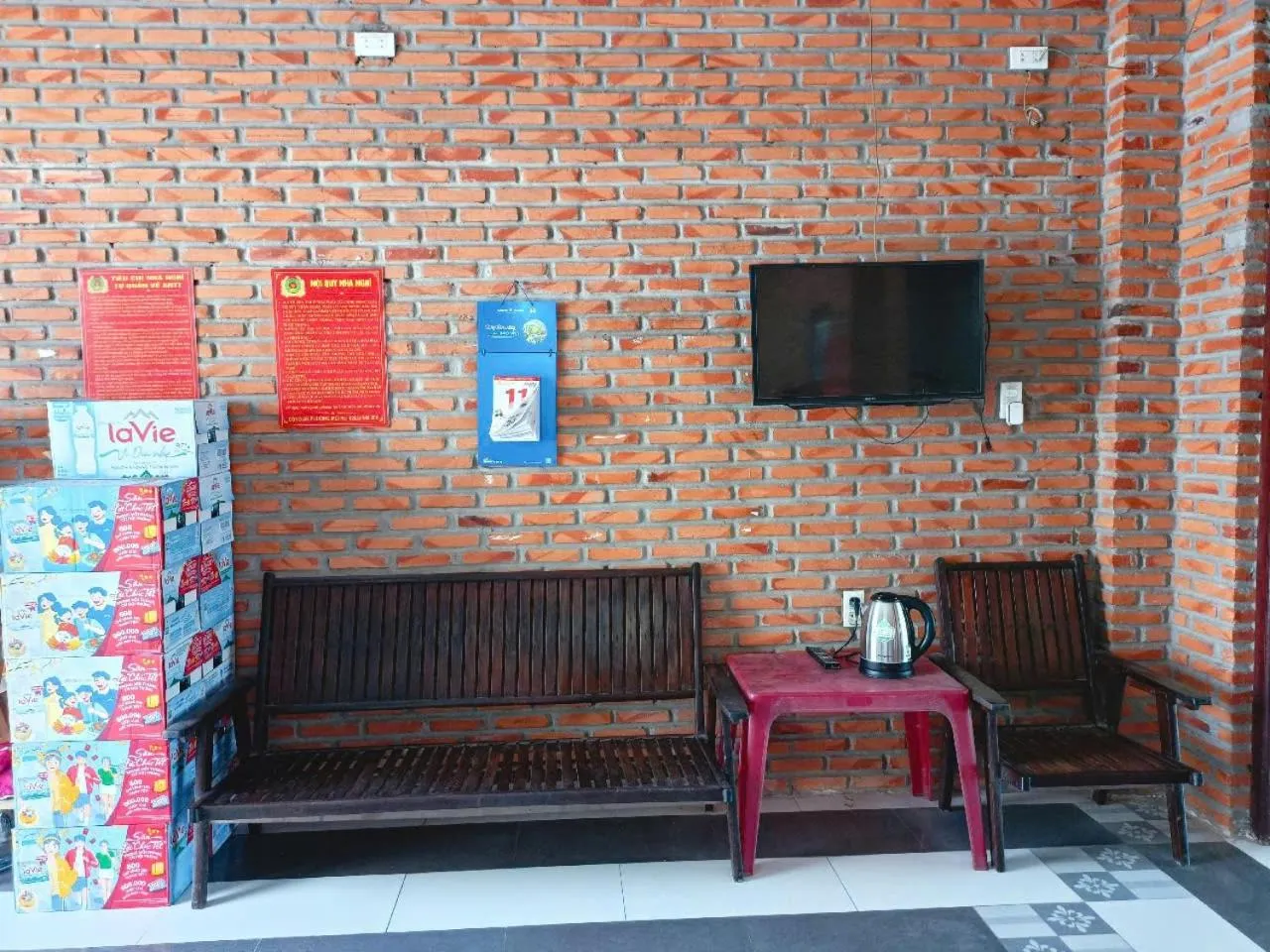 Communal lounge/ TV room in Bot Bien Homestay