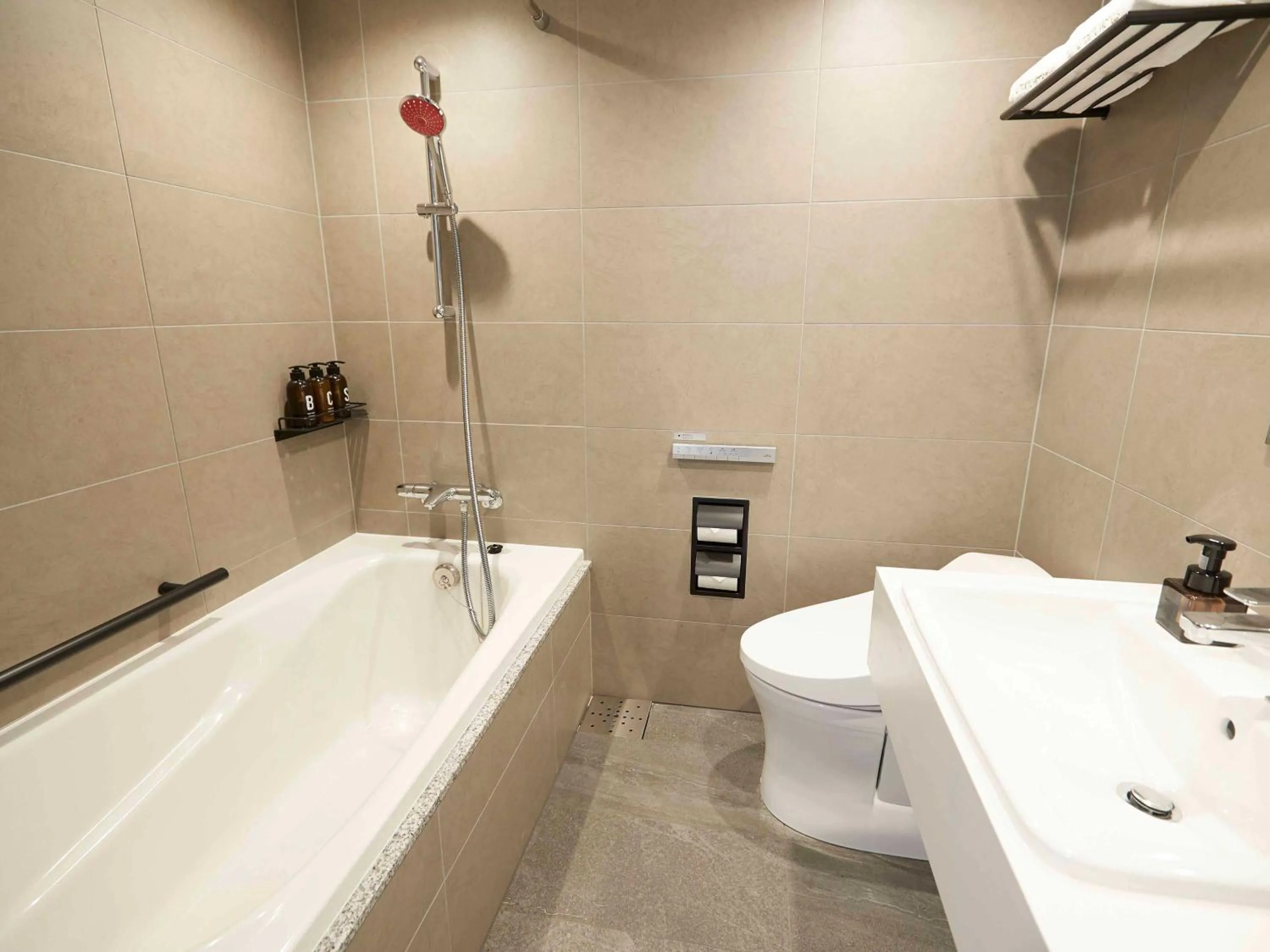 Shower in Kawasaki King Skyfront Tokyu REI Hotel