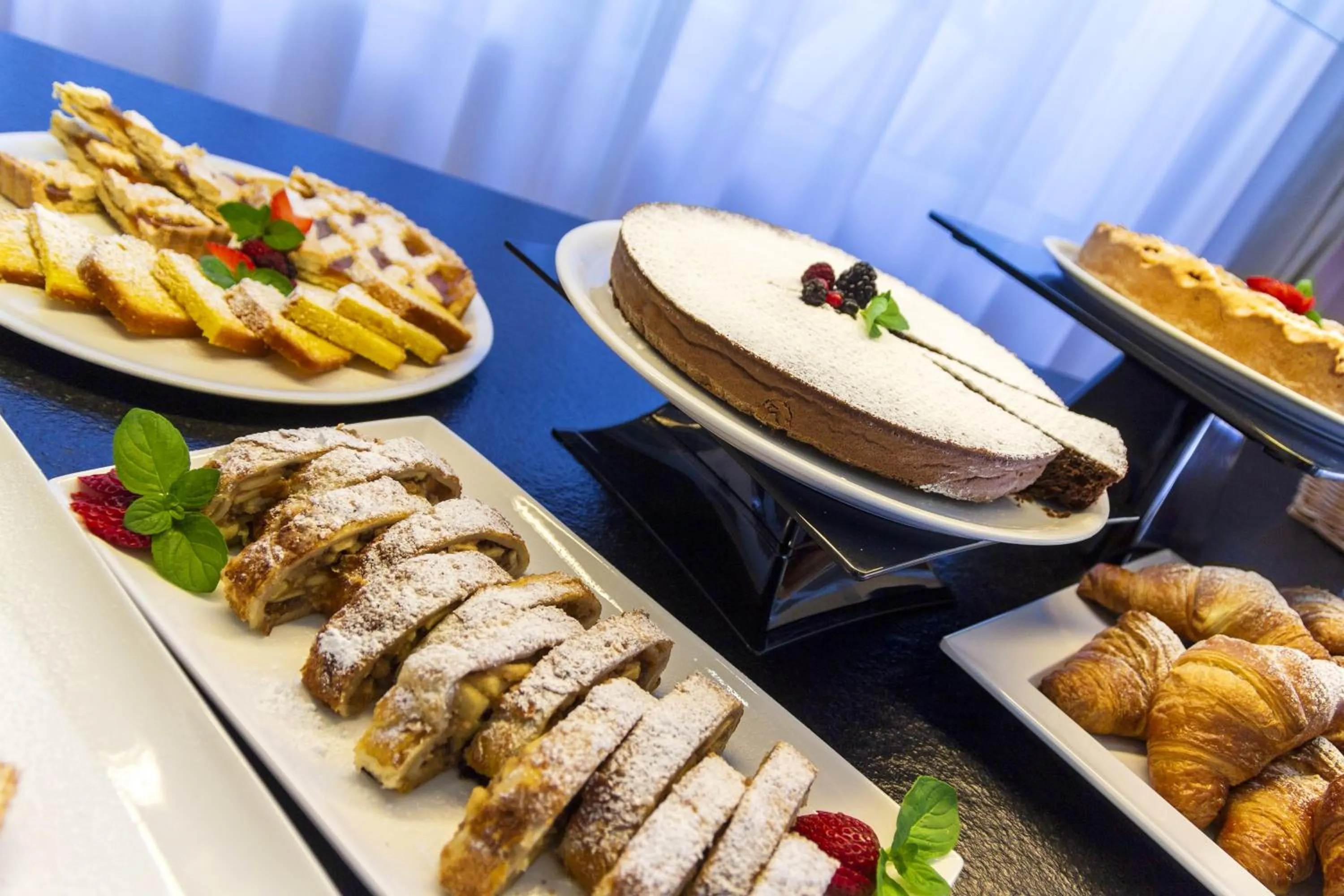 Restaurant/places to eat in Hotel Columbia & Ninfea