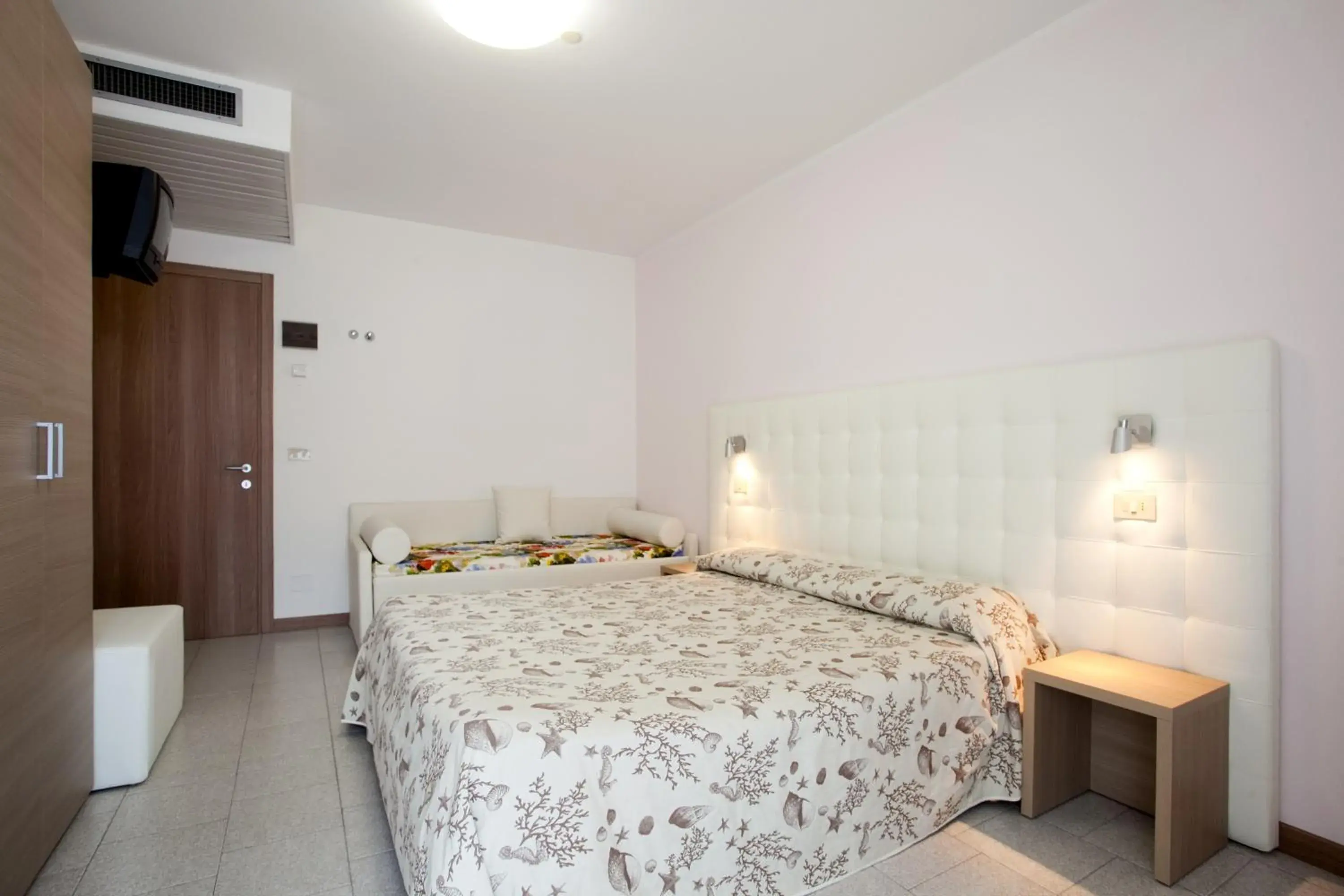 Quadruple Room with Lateral Sea View in Hotel Columbia & Ninfea Quadruple Room with Lateral Sea View in Hotel Columbia & Ninfea