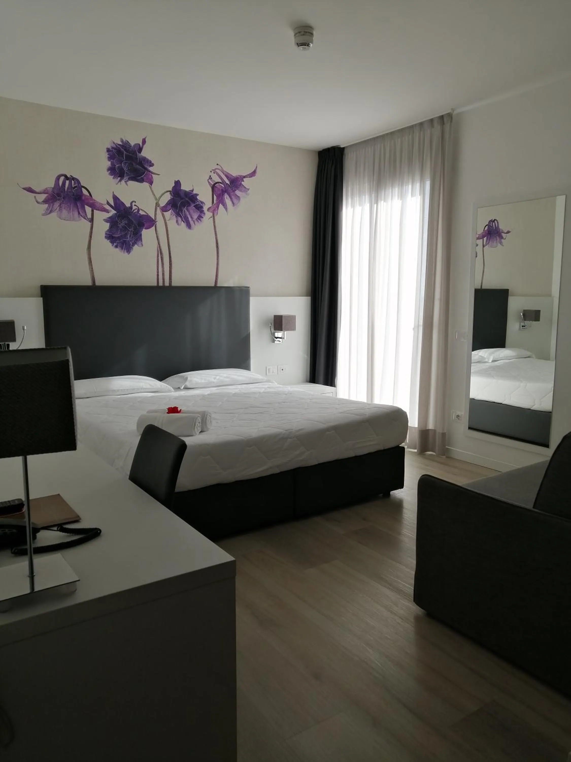 Photo of the whole room, Bed in Hotel Columbia & Ninfea