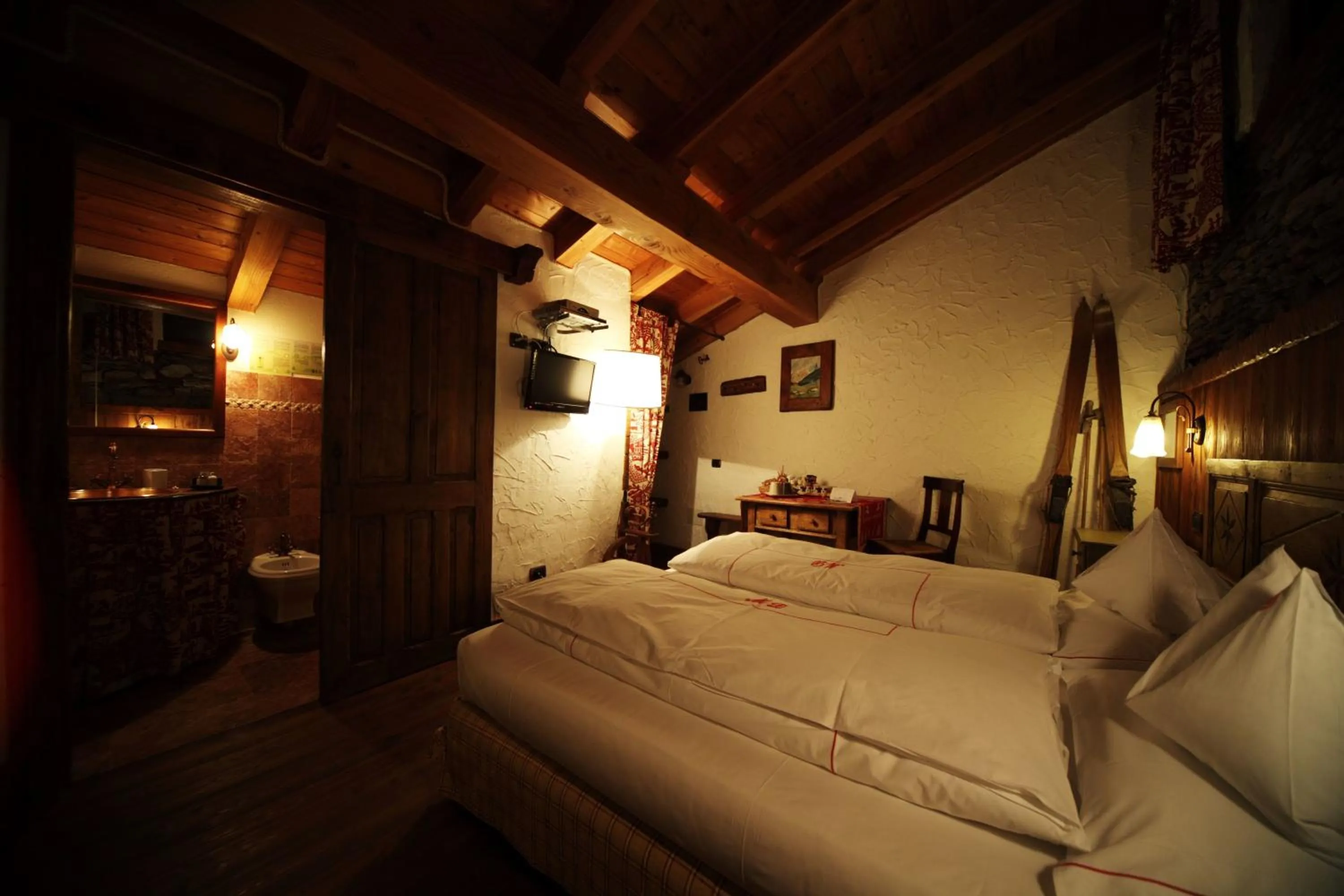Photo of the whole room, Bed in Eco Chalet Maison Dominique