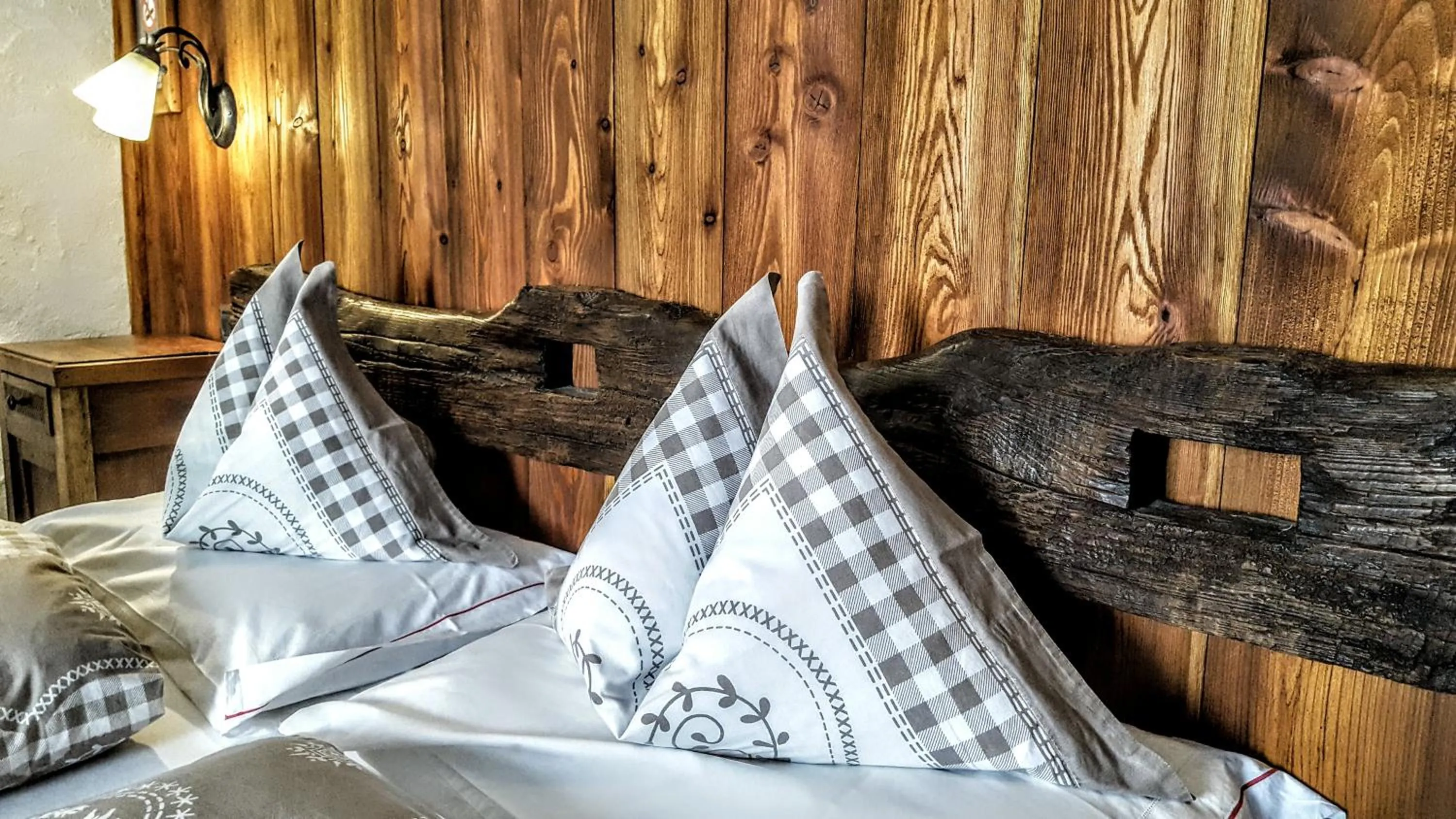 Decorative detail, Bed in Eco Chalet Maison Dominique