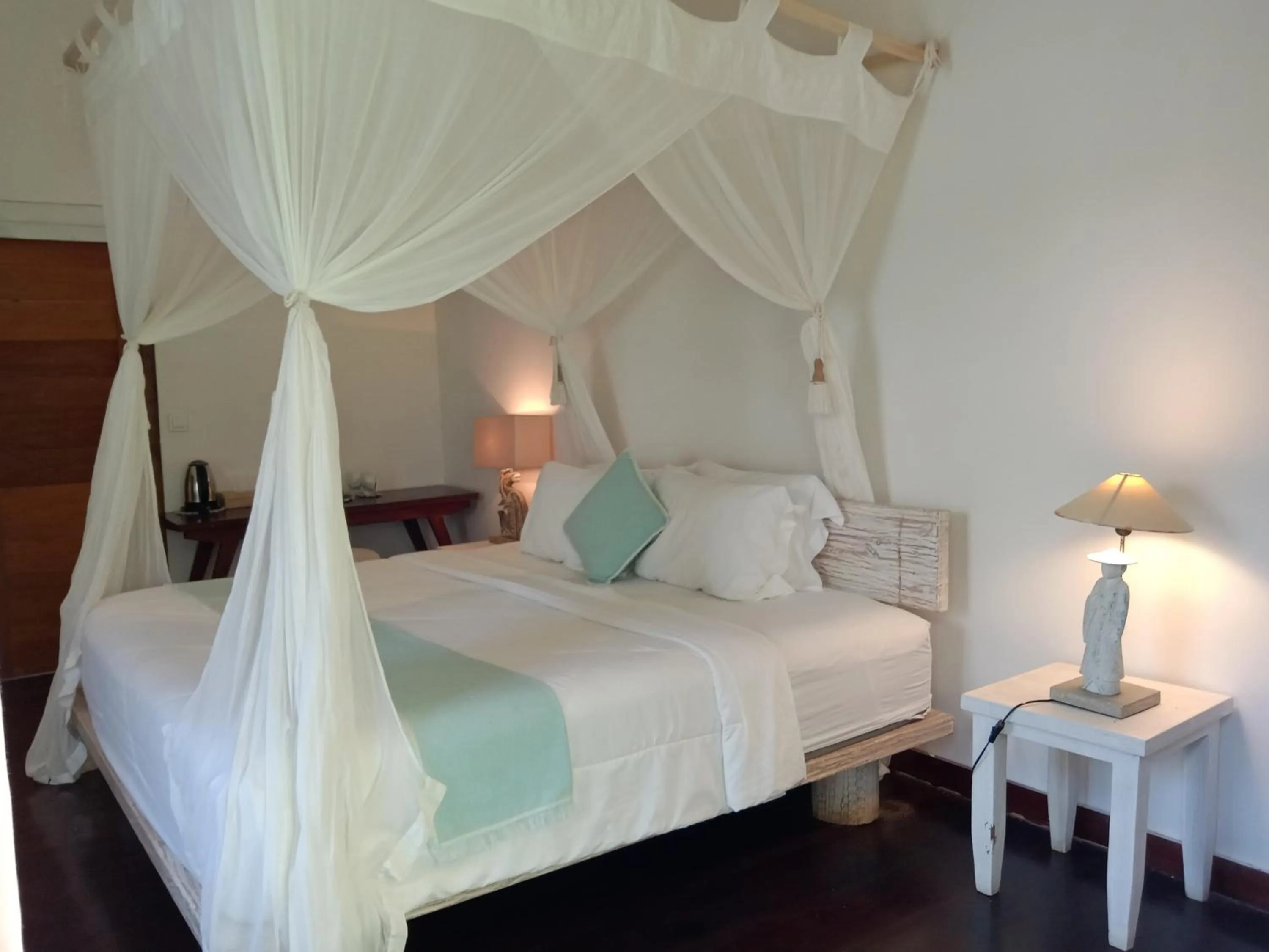 Bed in Rua Beach Resort Sumba