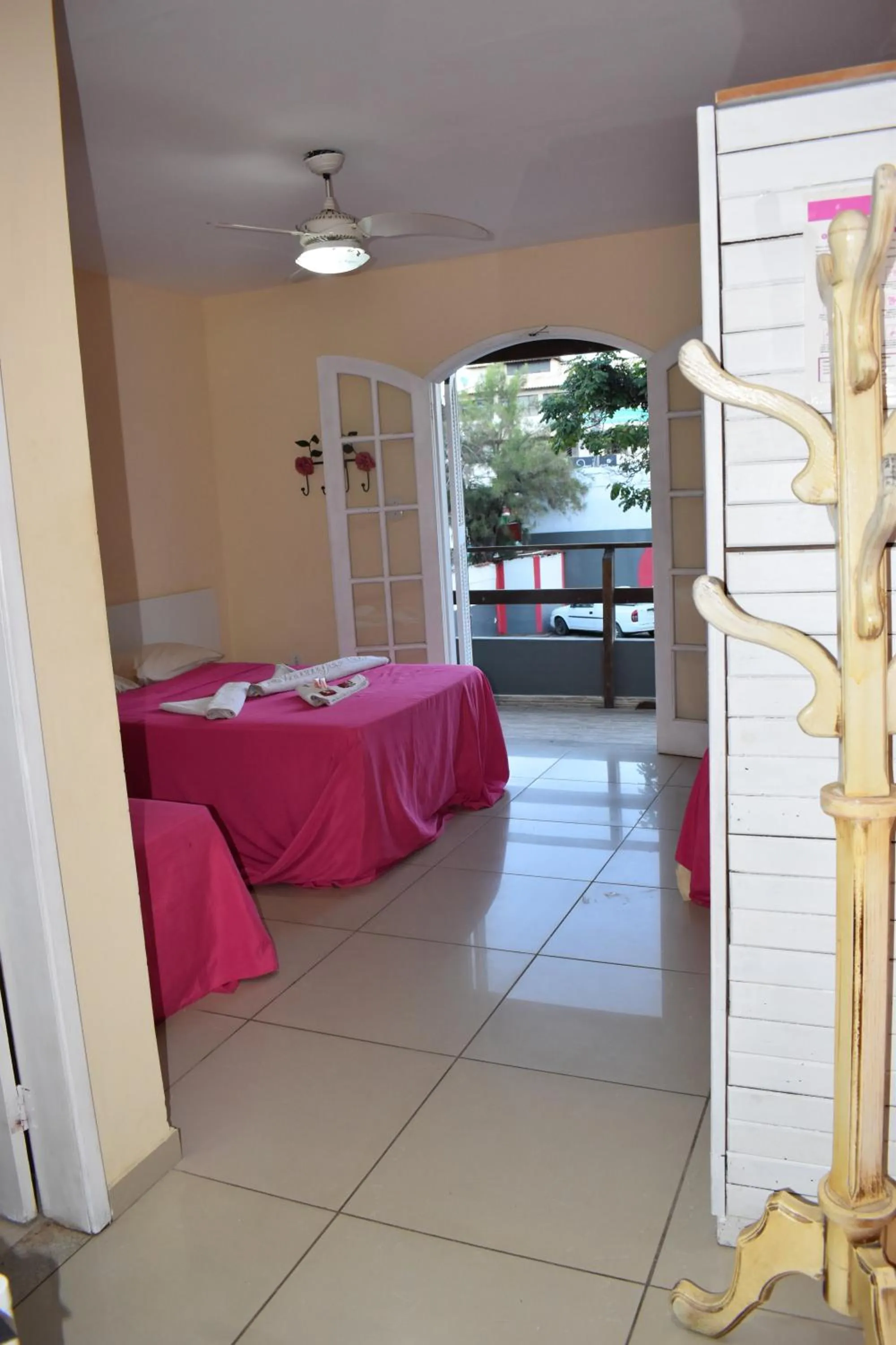 Photo of the whole room in OYO Pousada Recanto Shangrilá, Cabo Frio