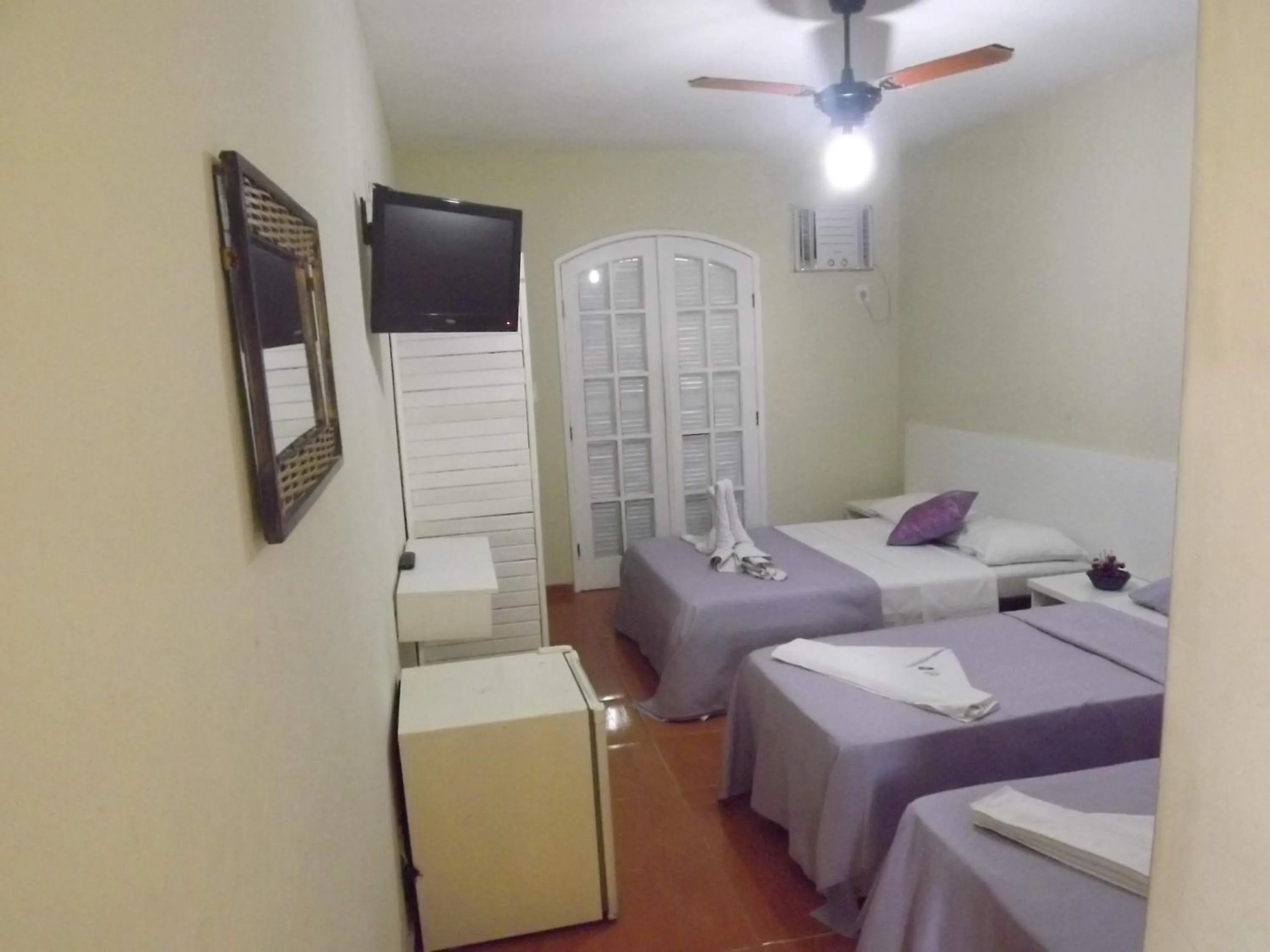 Photo of the whole room in OYO Pousada Recanto Shangrilá, Cabo Frio