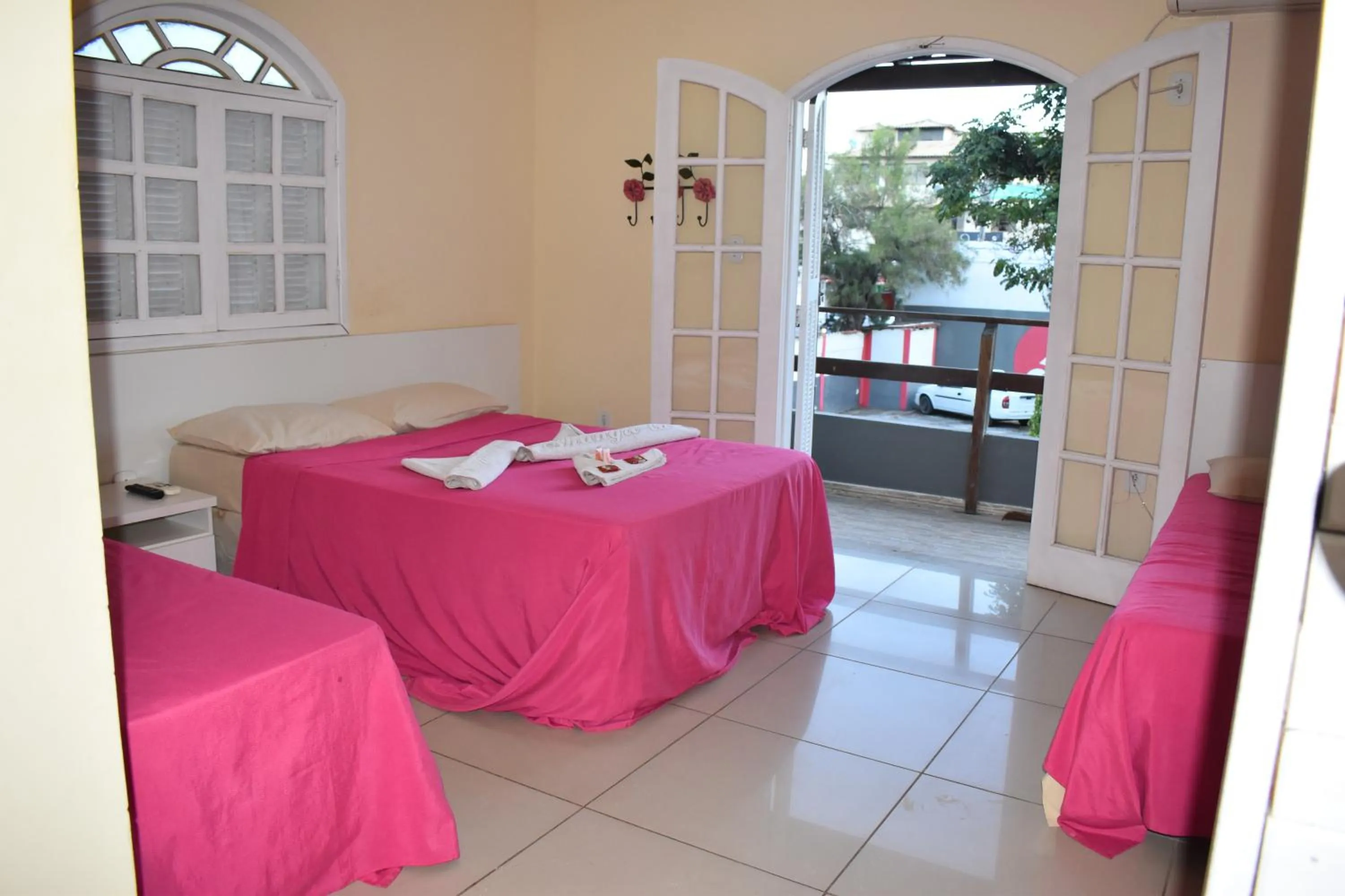 Photo of the whole room in OYO Pousada Recanto Shangrilá, Cabo Frio