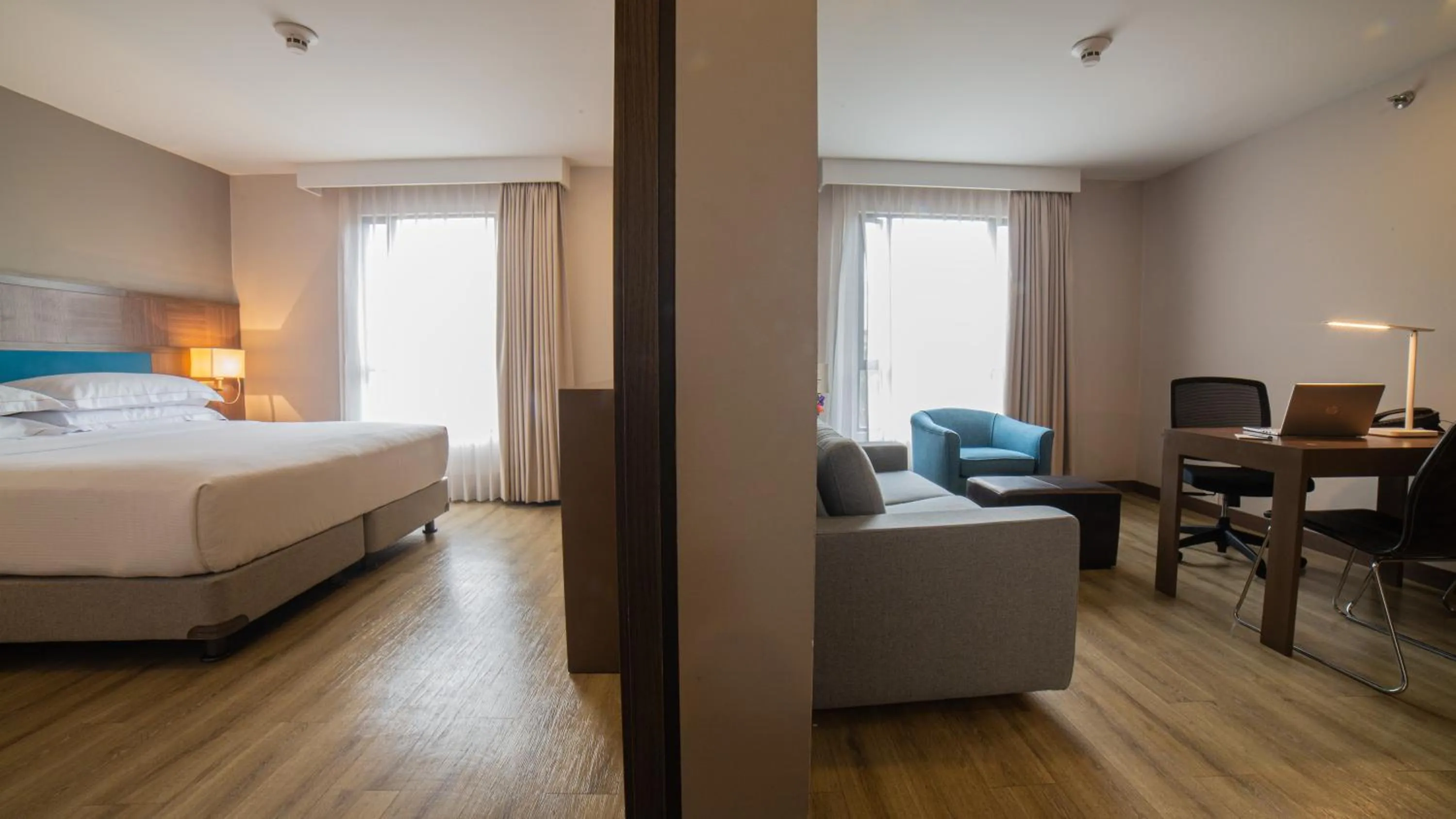 Photo of the whole room, Bed in Embassy Suites by Hilton Bogotá - Rosales