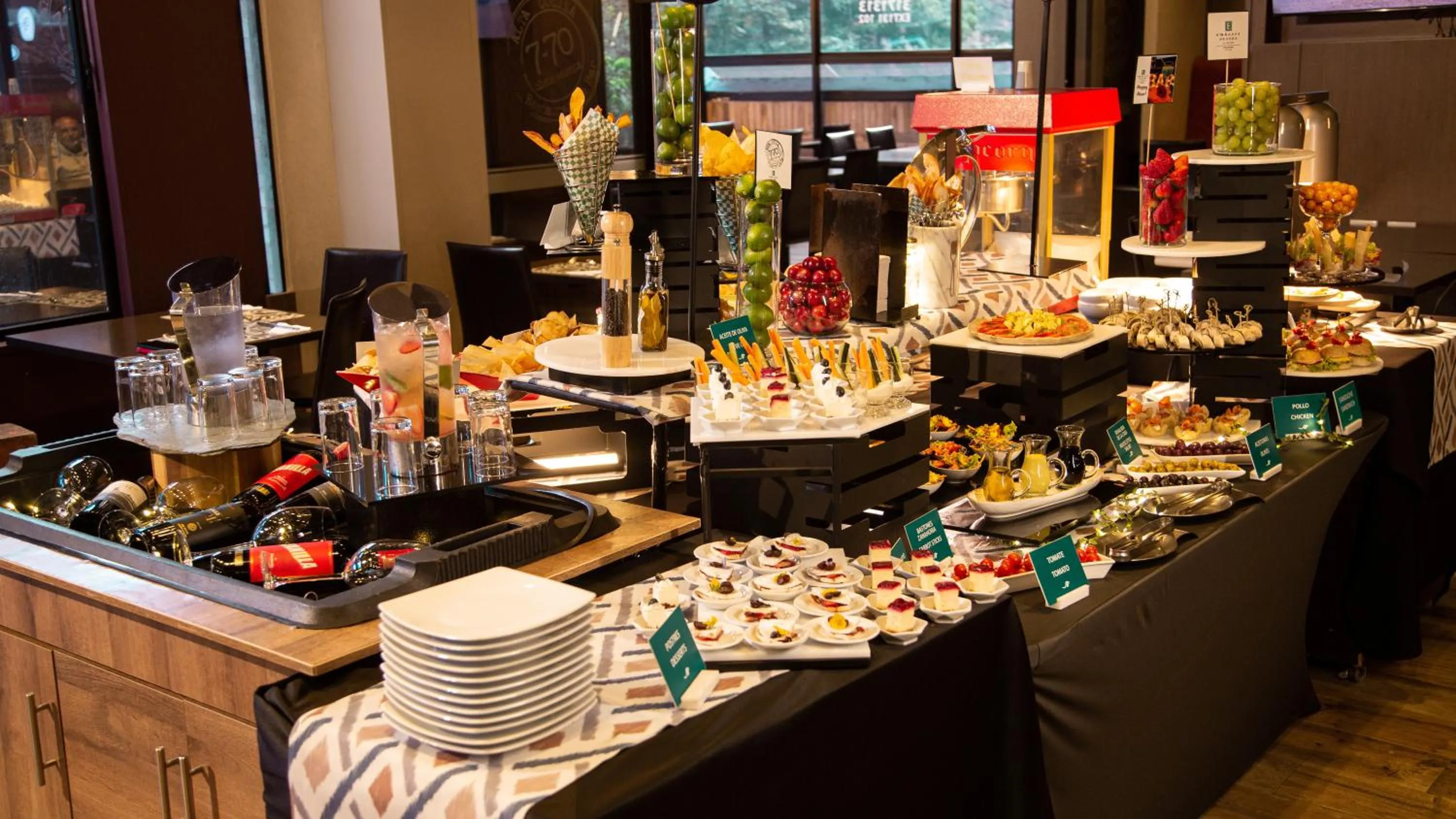 Dining area in Embassy Suites by Hilton Bogotá - Rosales