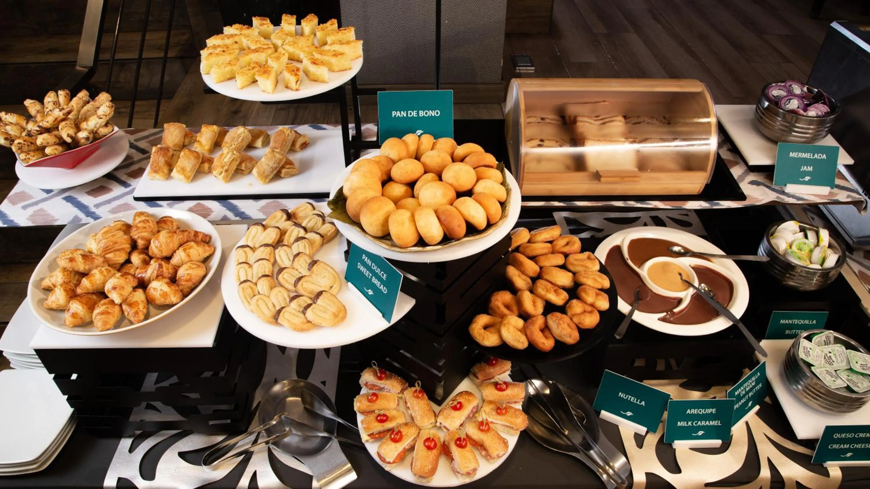 Buffet breakfast in Embassy Suites by Hilton Bogotá - Rosales