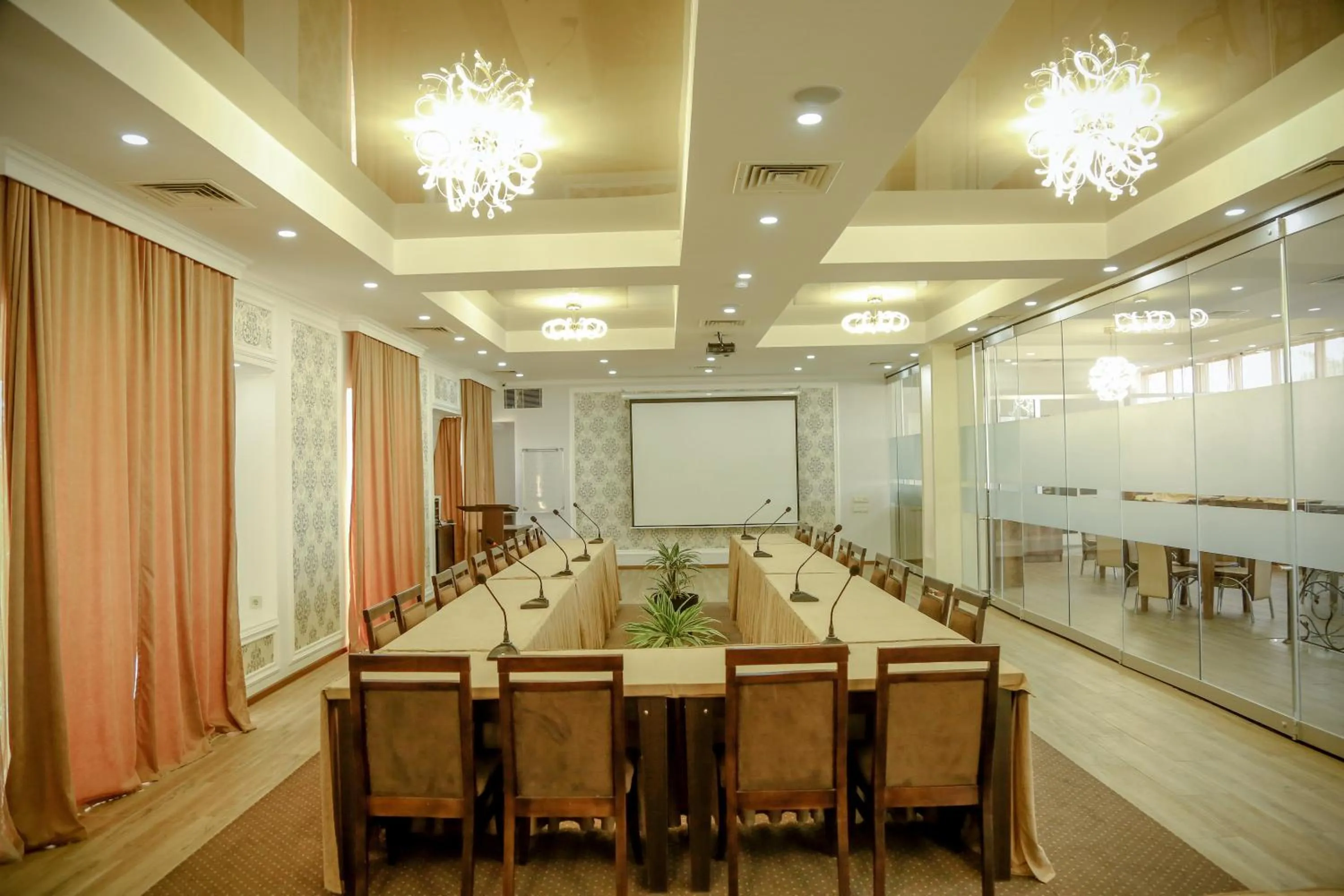 Business facilities in Hotel King David The Builder
