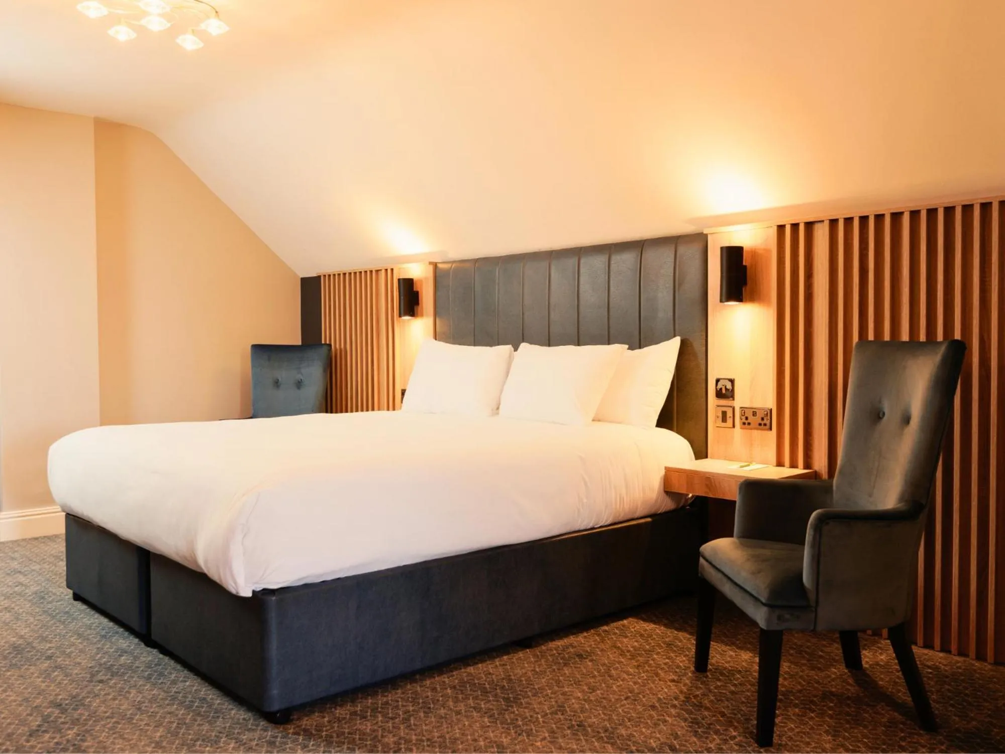 Bedroom, Bed in Springfield Hotel