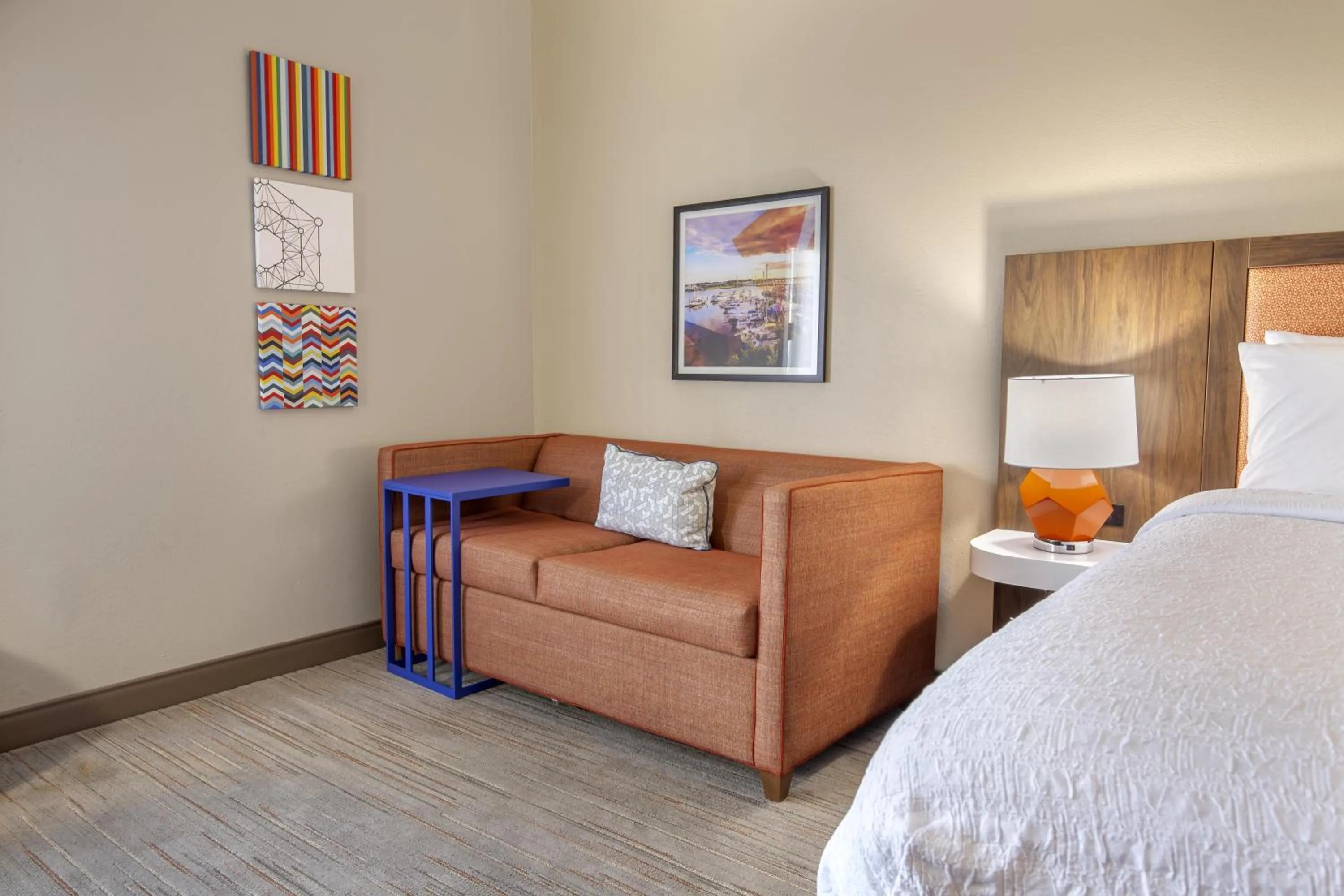 Living room, Bed in Hampton Inn New Bern