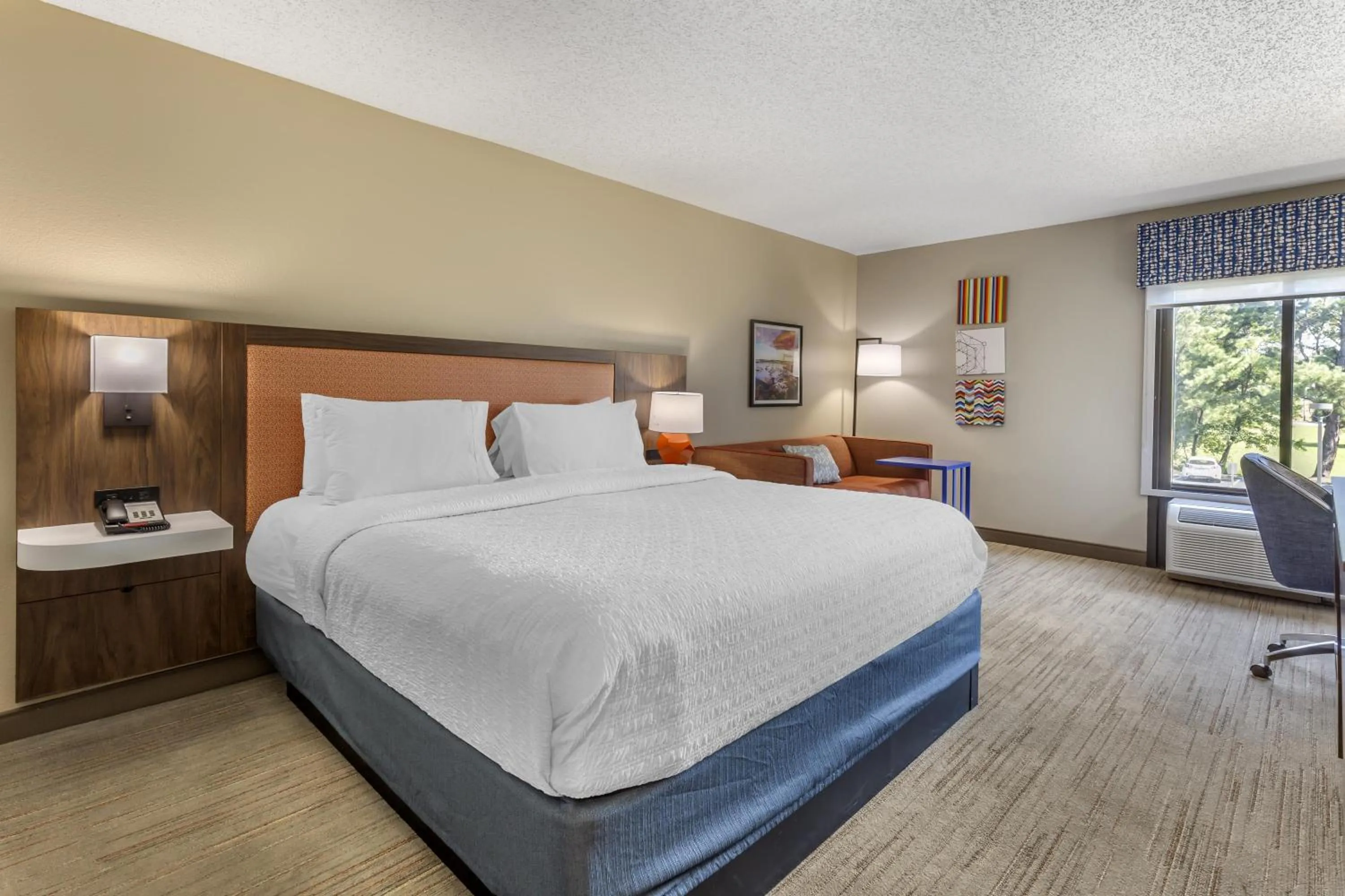 Living room, Bed in Hampton Inn New Bern