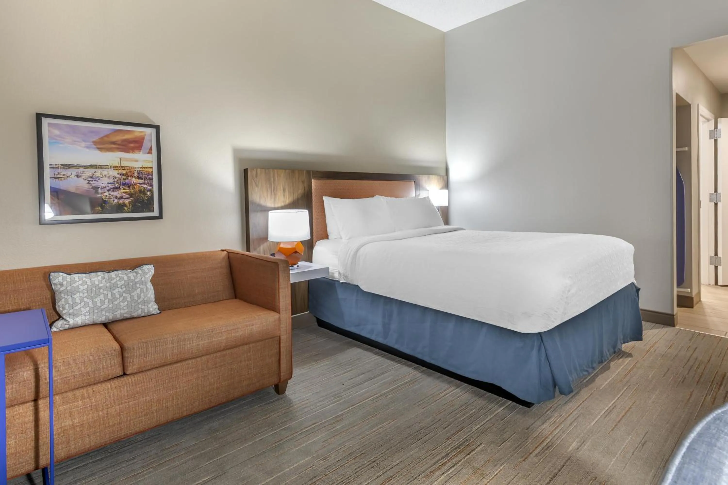 Living room, Bed in Hampton Inn New Bern