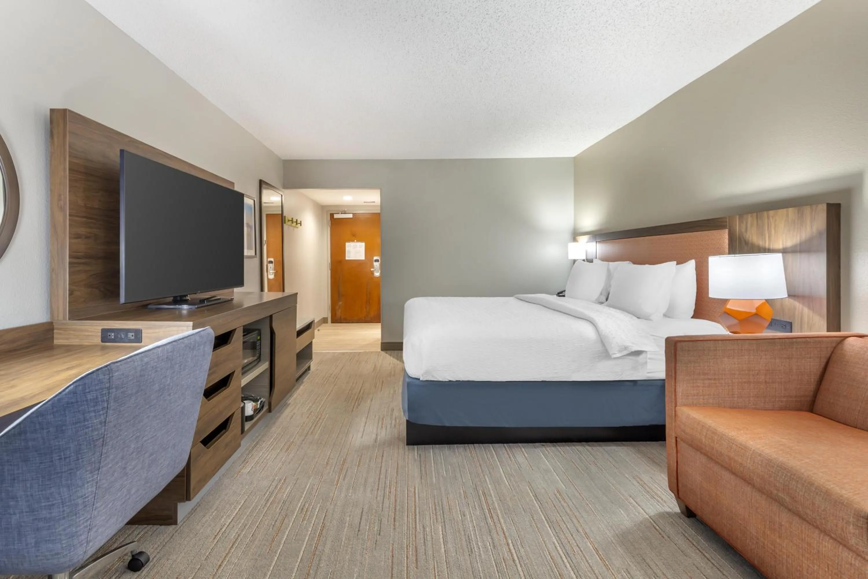 Living room, Bed in Hampton Inn New Bern