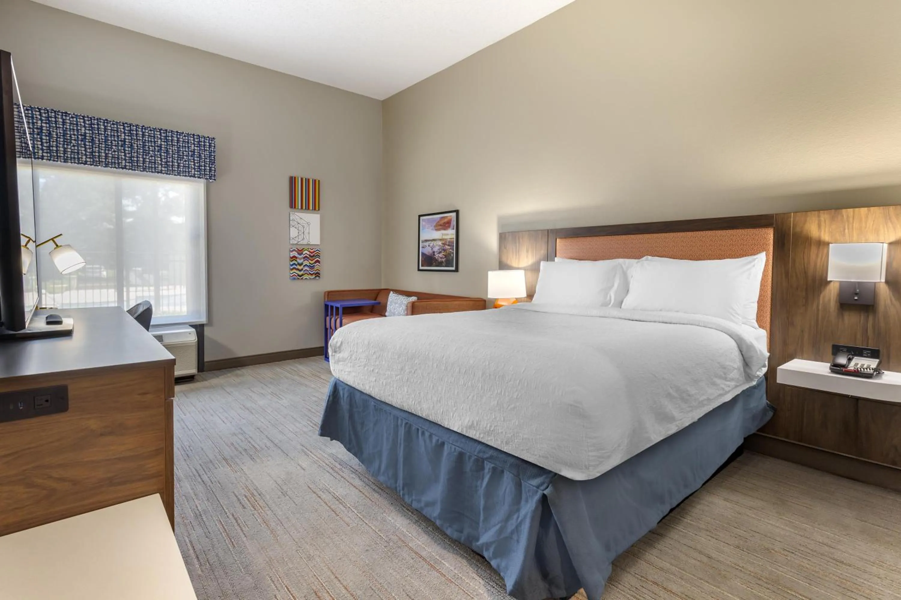 Living room, Bed in Hampton Inn New Bern