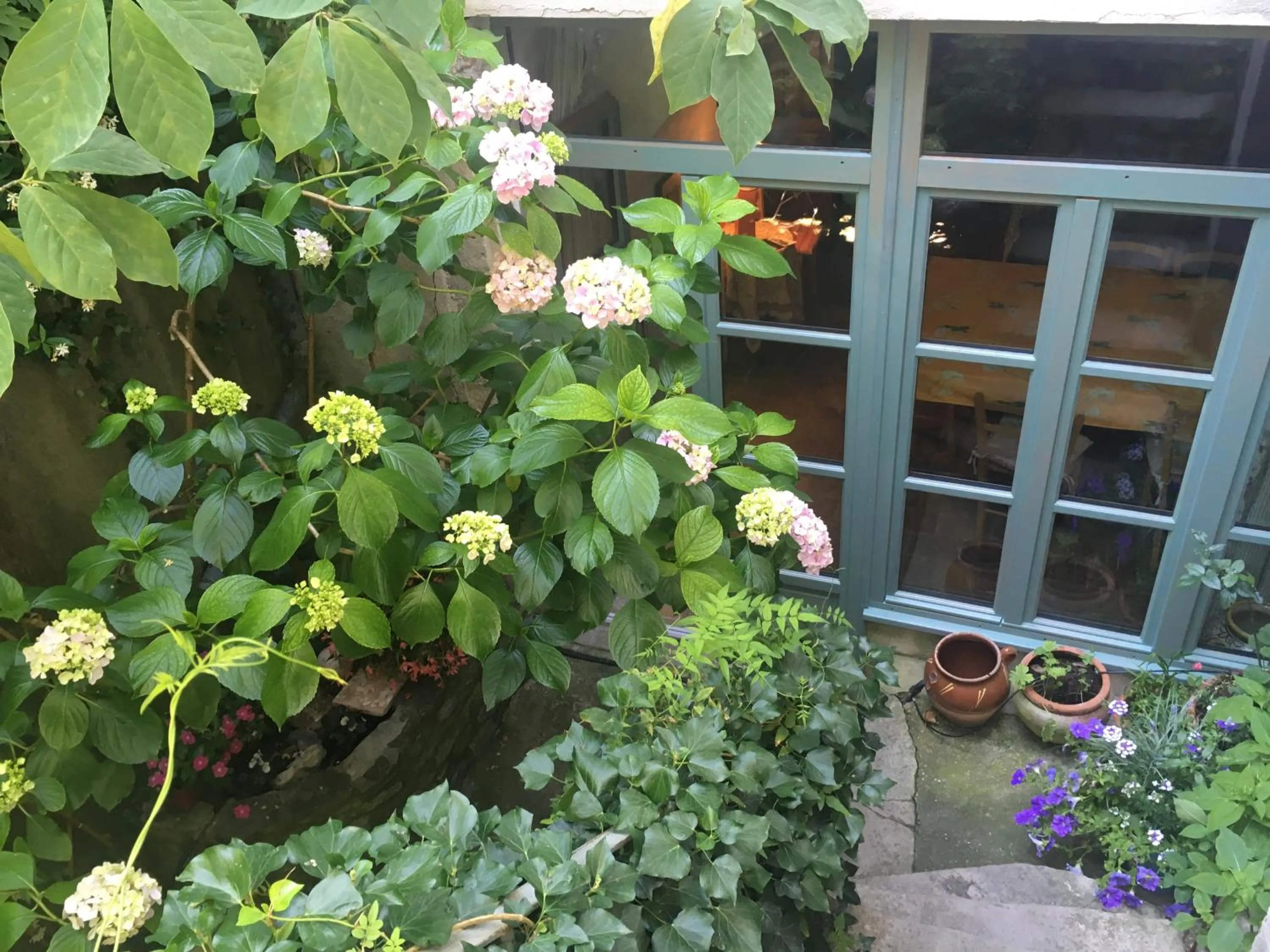 Inner courtyard view in Les Asphodèles Amélie