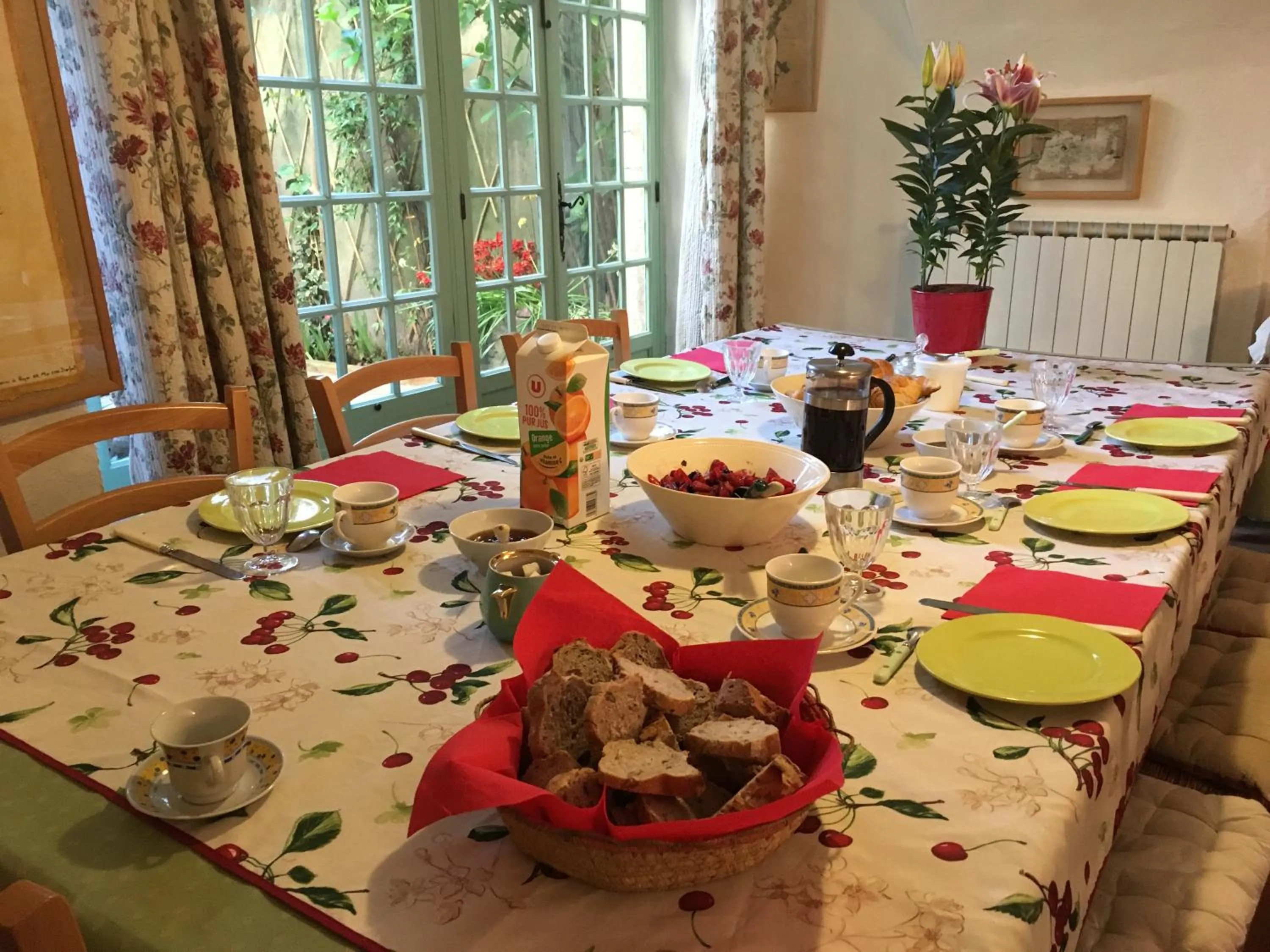 Staff in Les Asphodèles Amélie