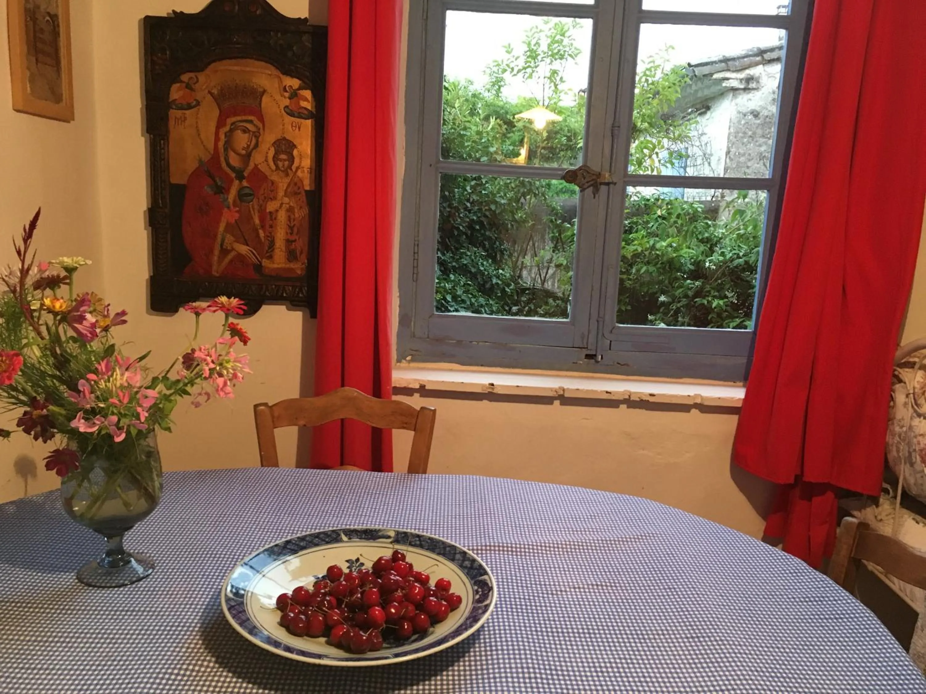 Garden view in Les Asphodèles Amélie