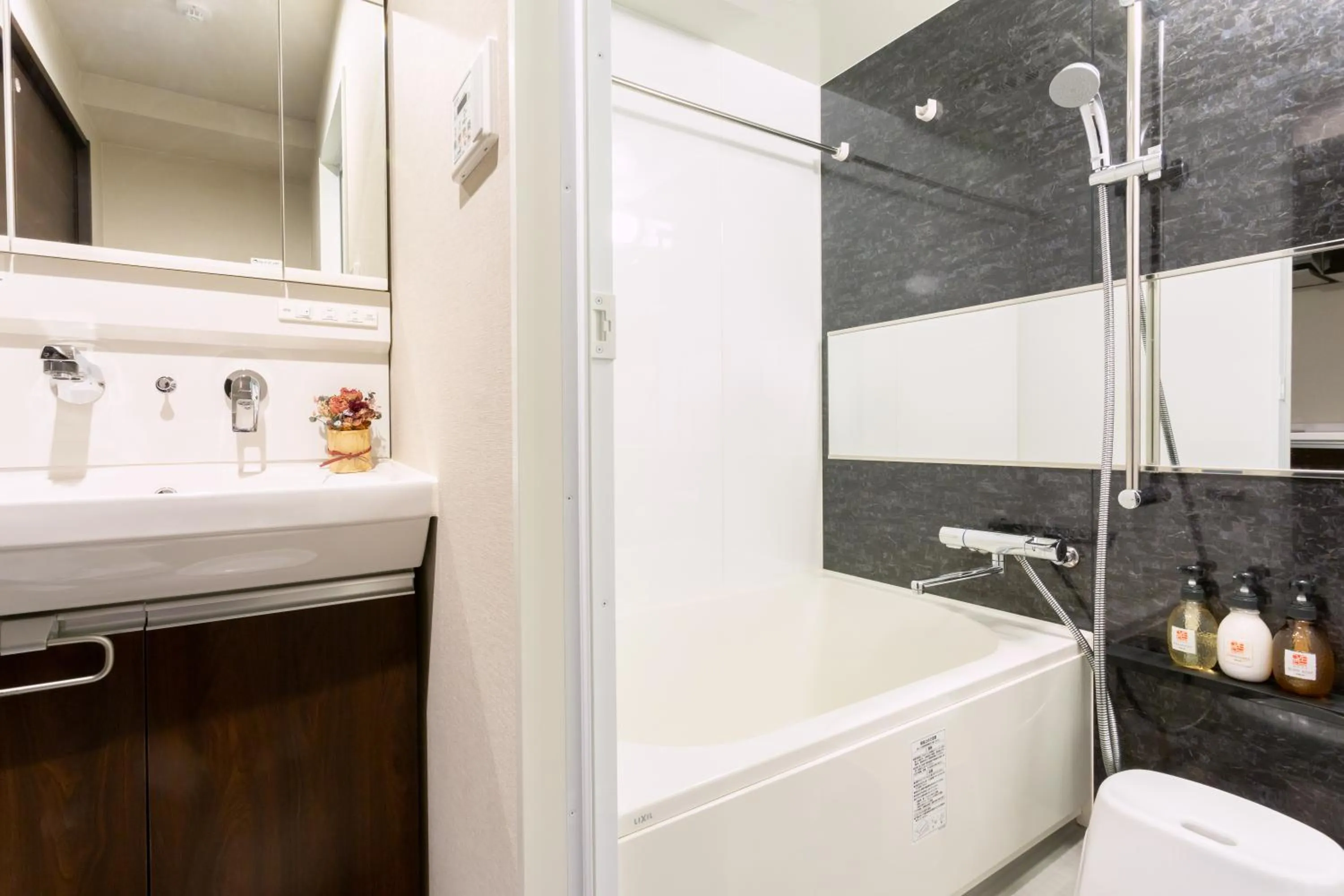 Shower in Nedoco Osaka West