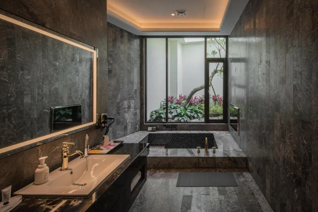 Bathroom in Green Palm Motel