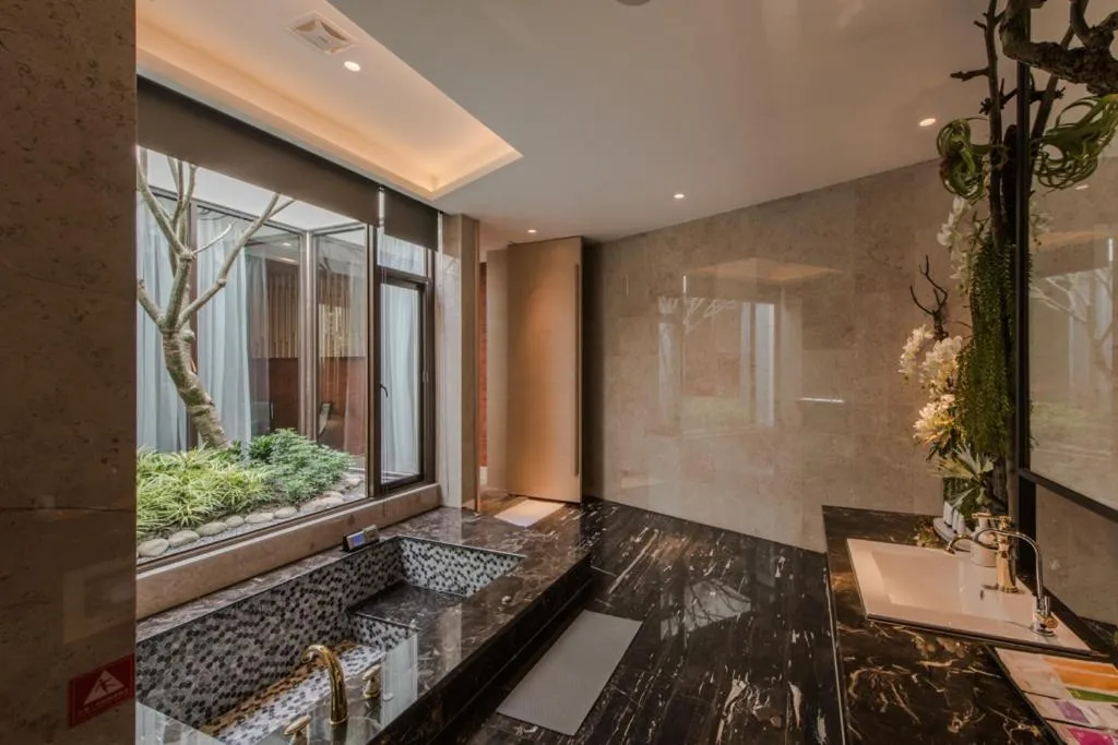 Bathroom in Green Palm Motel