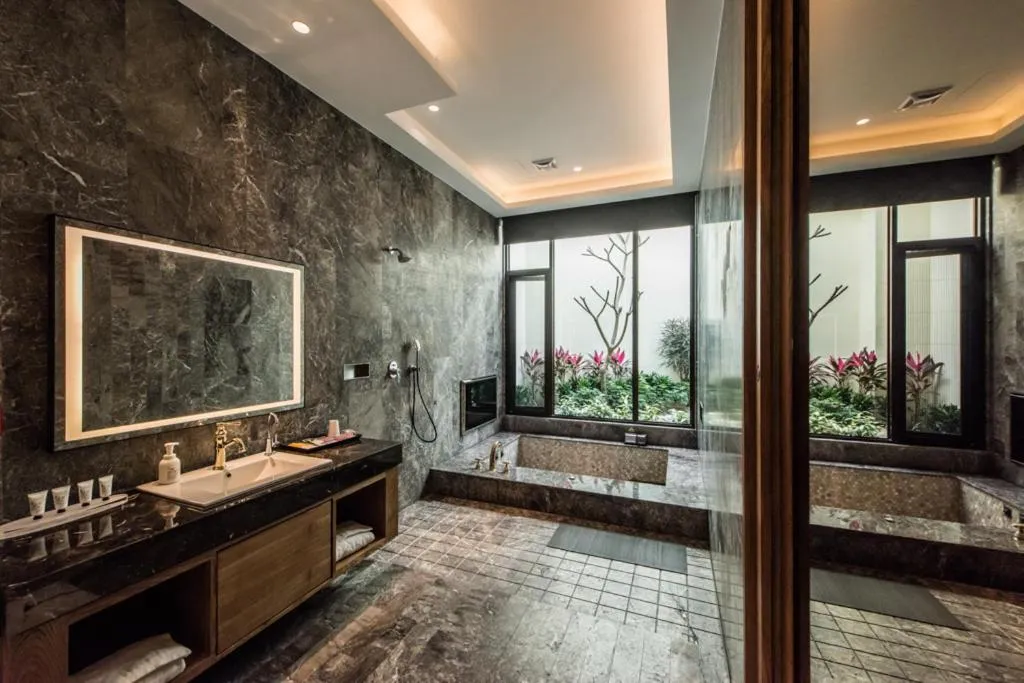 Bathroom in Green Palm Motel